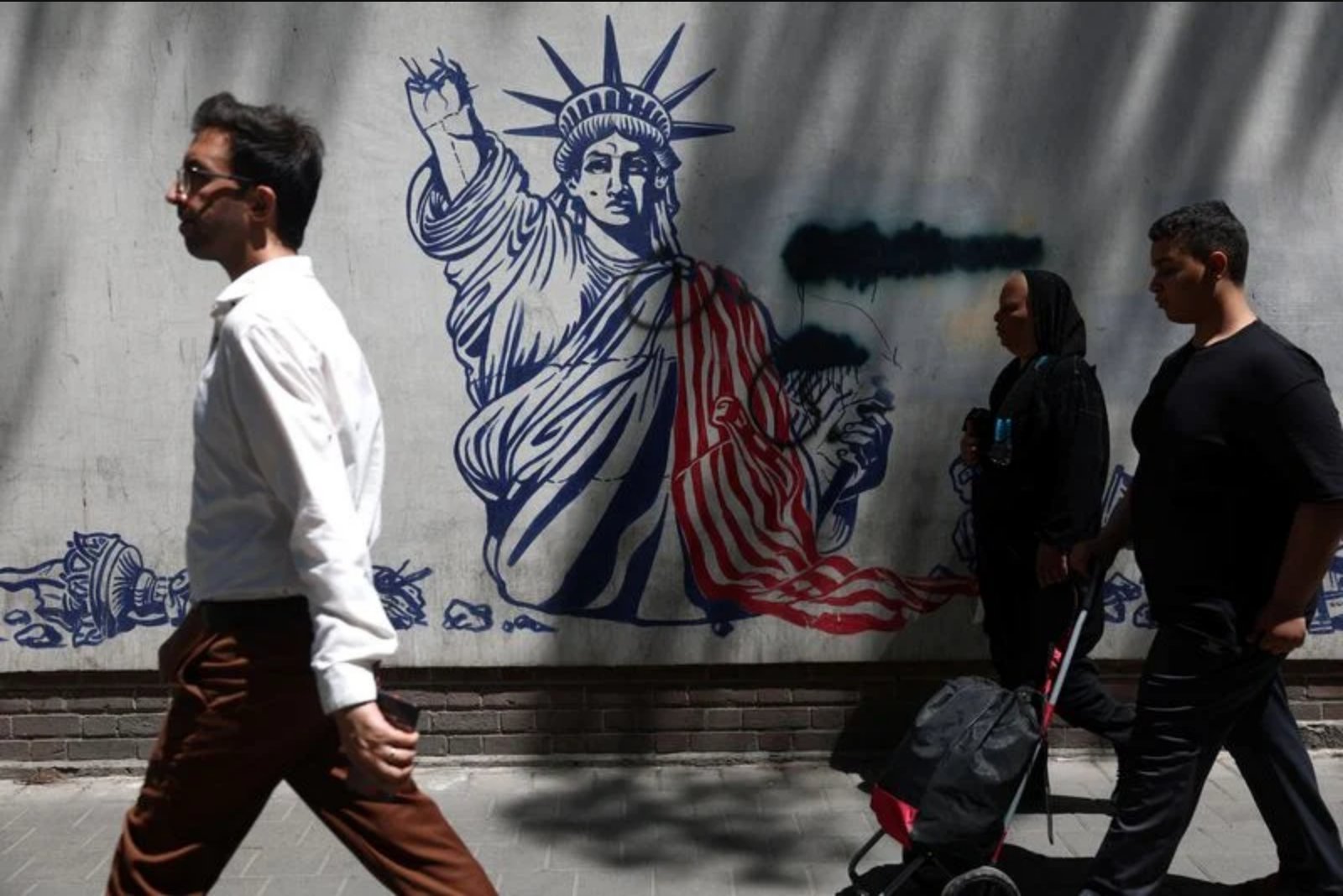 Iran Reviewing U.S. Offer as Fighting Stalls and Strait of Hormuz Remains Closed