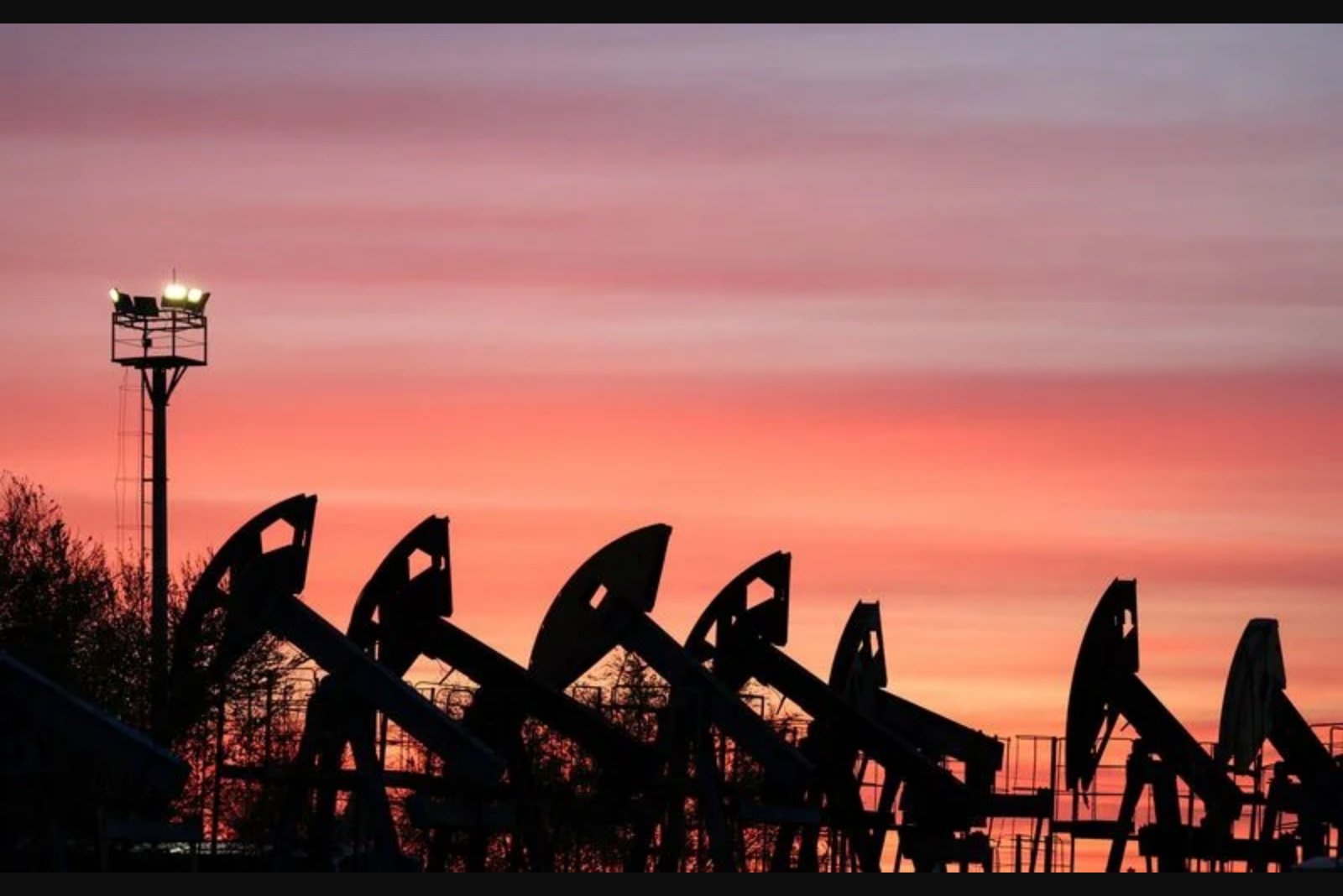 Oil falls as traders await possible U.S.-Iran talks in Doha