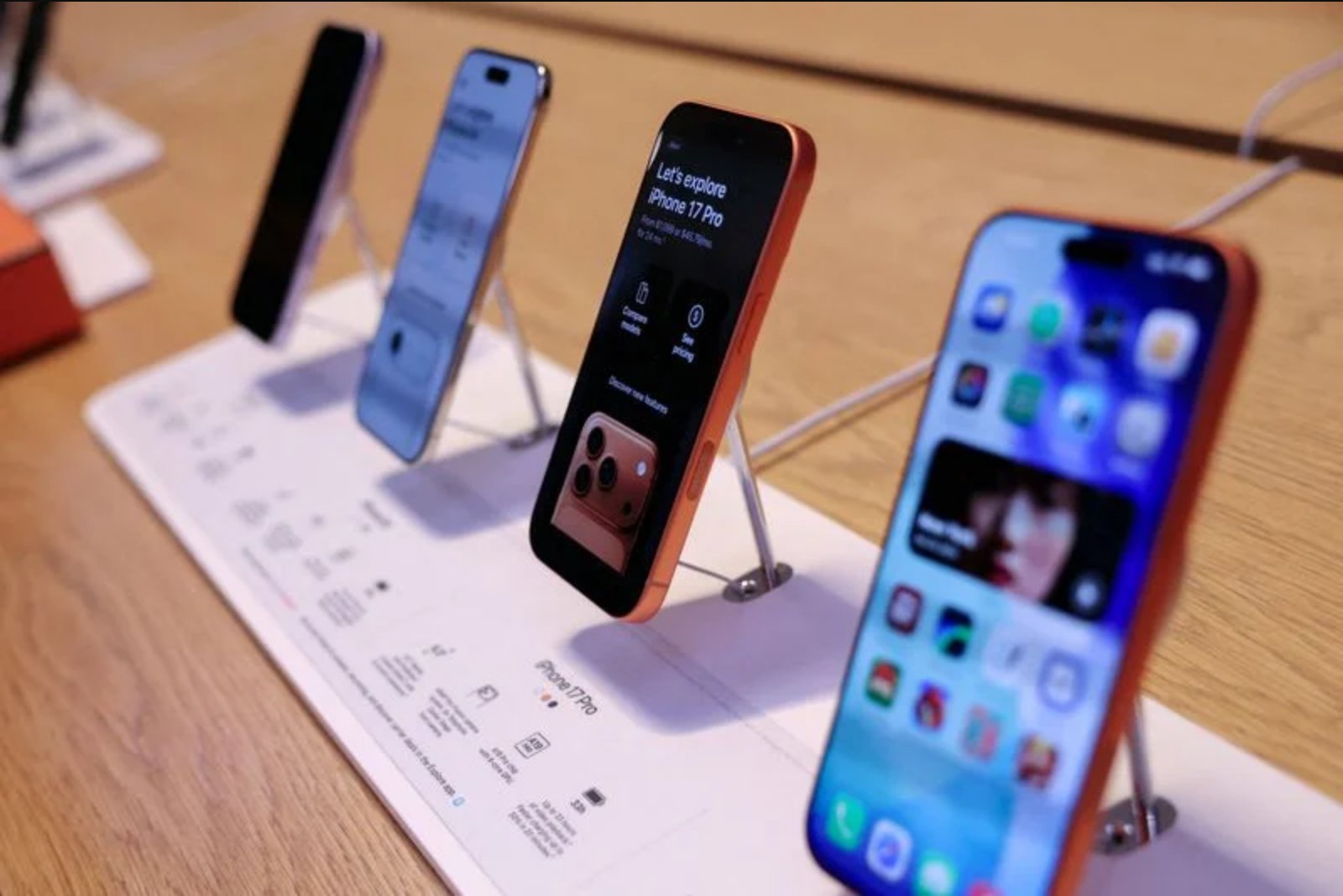Smartphone Shipments Poised for Record Drop as Memory Shortage Deepens