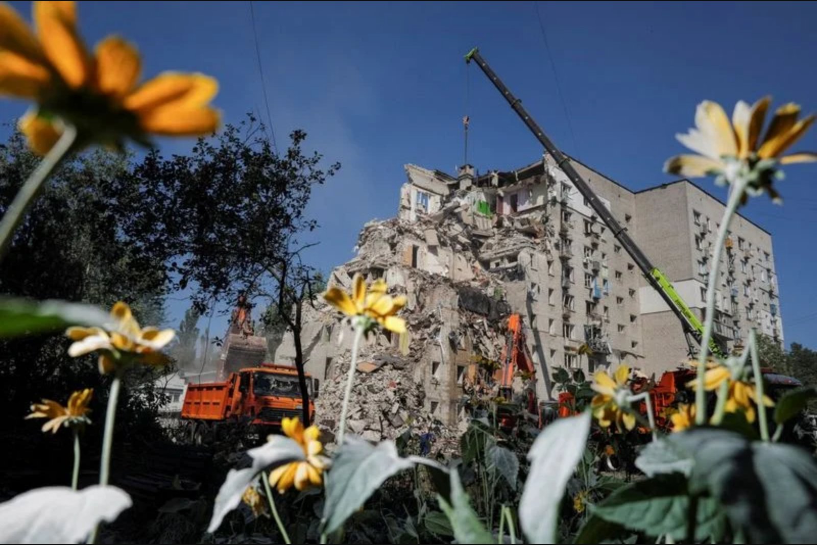 Kyiv Cleans Up After Deadliest Strike This Year as City Observes Day of Mourning
