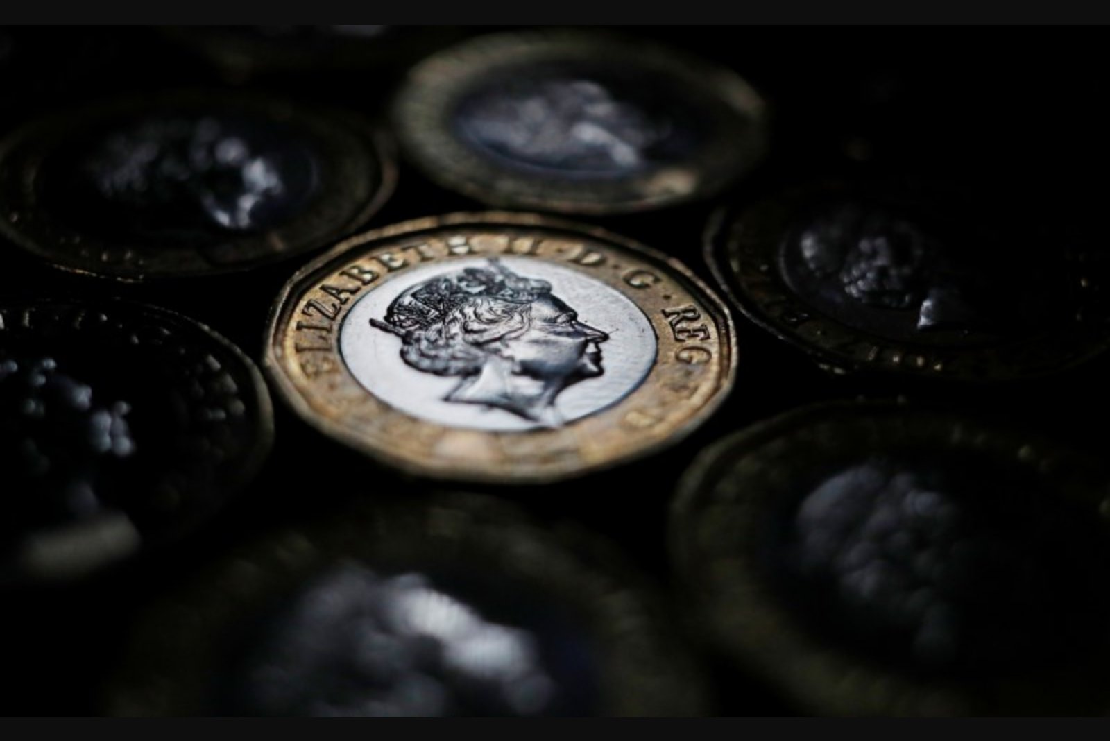 UBS Sees EUR/GBP Staying in Narrow Band as UK Budget Risk Premium Ebbs