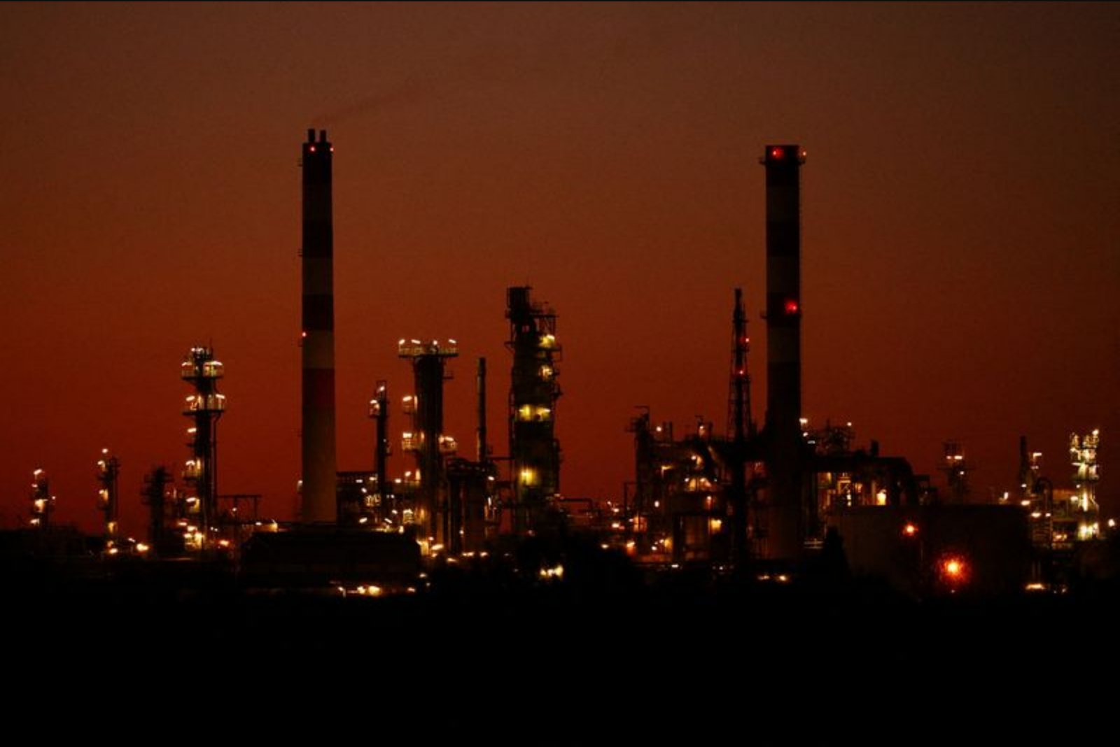 French energy ministry examines raising refinery output to calm price pressures