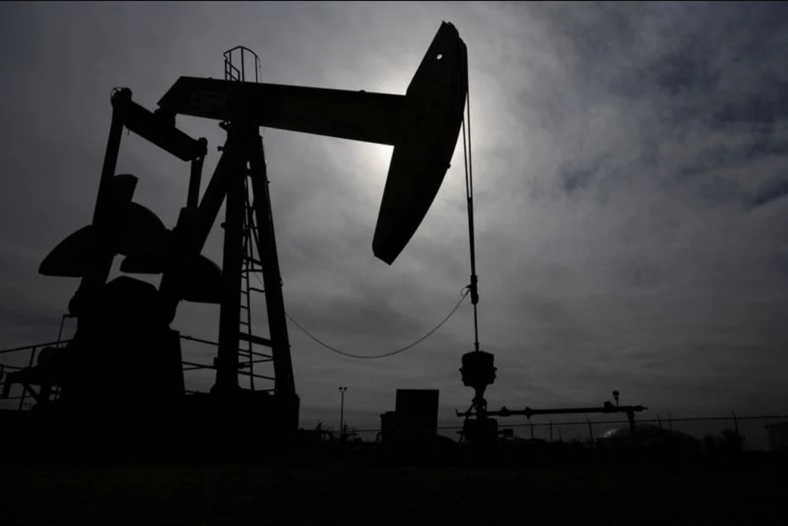 Oil Retreats After Forecasters Cut 2026 Demand Estimates Despite Geopolitical Supply Risks