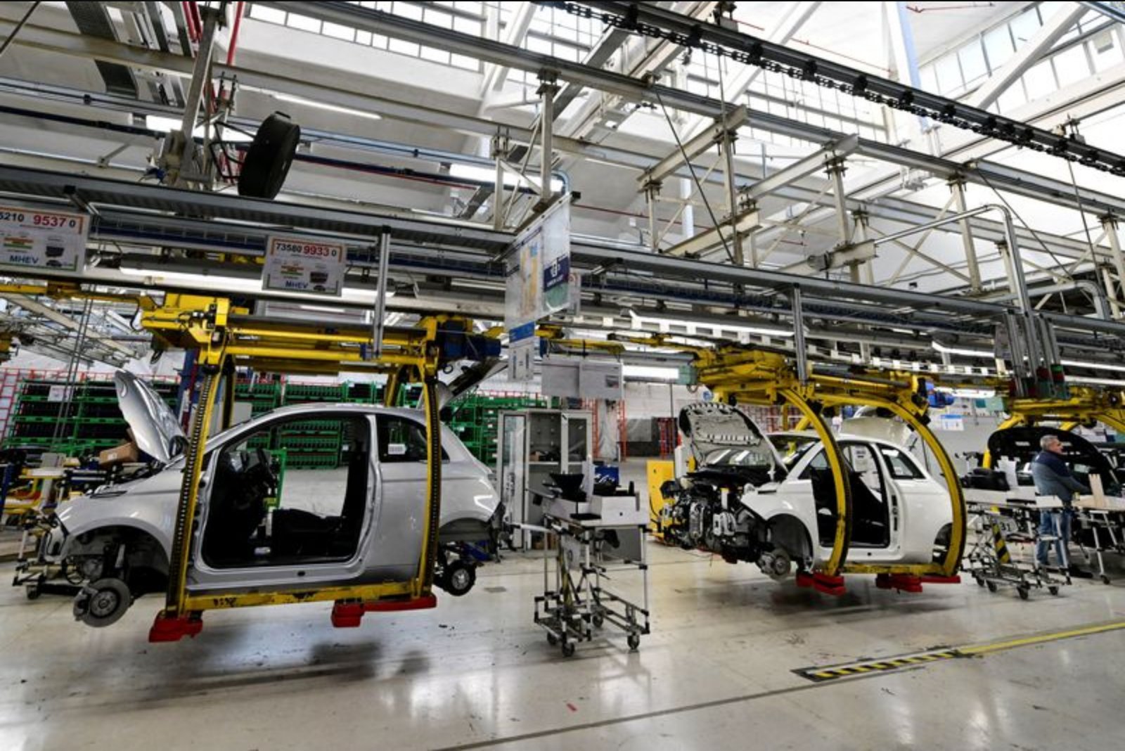 Stellantis posts nearly €1 billion adjusted EBIT in Q1, outpacing analyst estimates