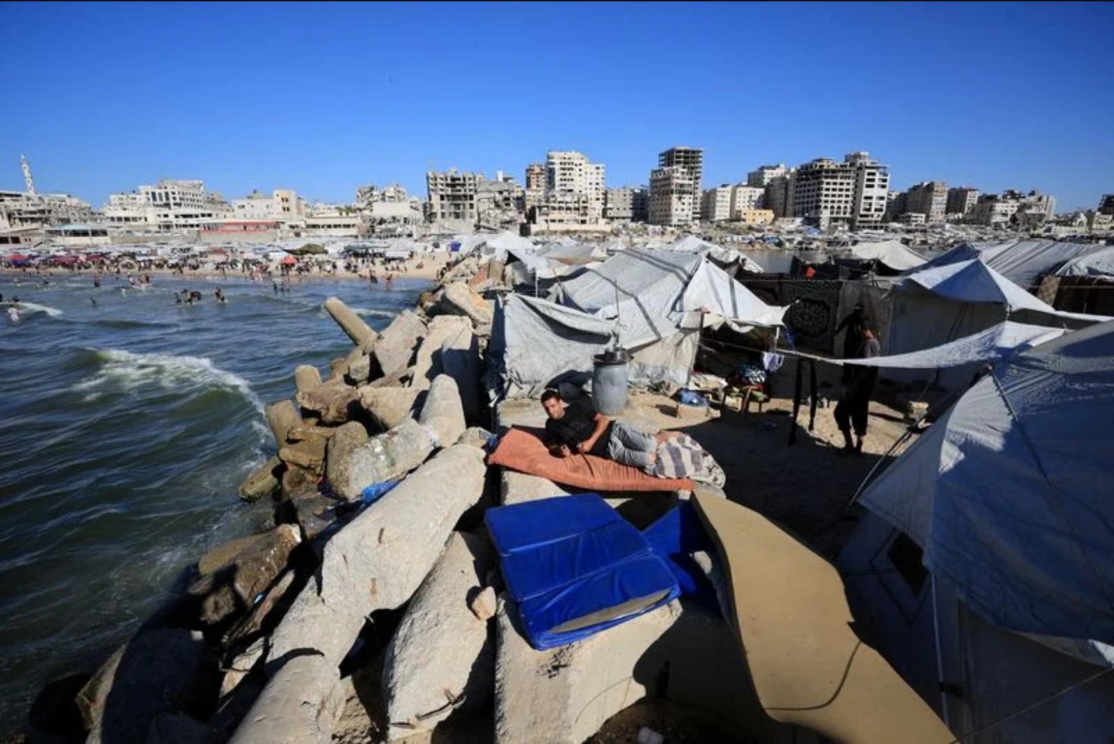 Gaza Residents Flee Overheating Tents to Polluted Shore as Water Supplies Fail