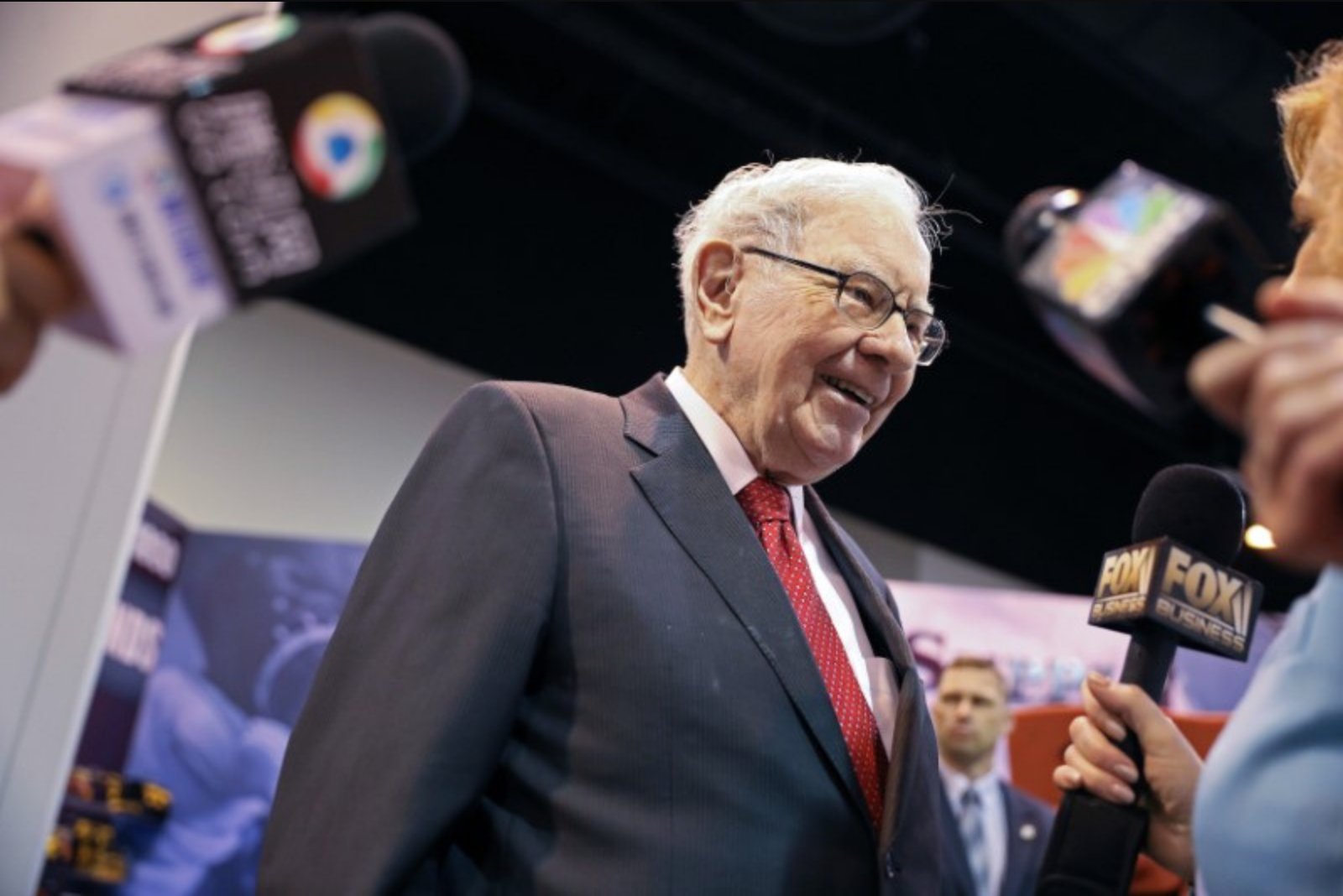 Charity Dinner with Warren Buffett and Stephen Curry Fetches $9,000,100 at Auction