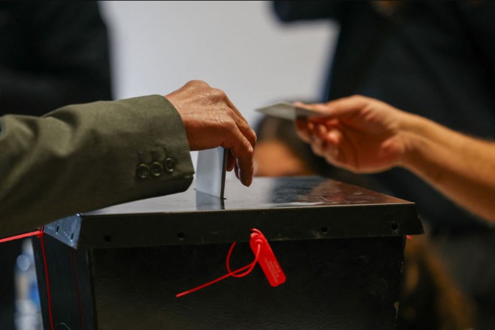 Portugal holds presidential runoff as Socialist Antonio Jose Seguro heads for decisive win