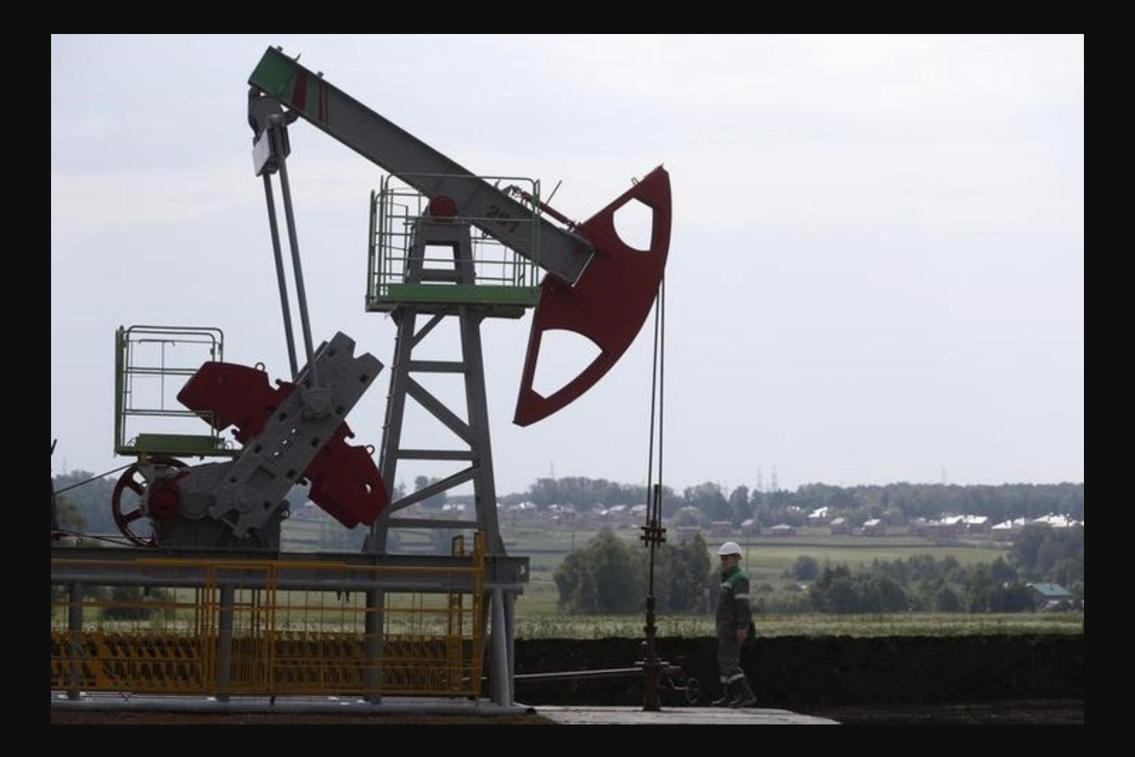 Oil Climbs Over 2% as Strait of Hormuz Disruptions Amplify Supply Concerns