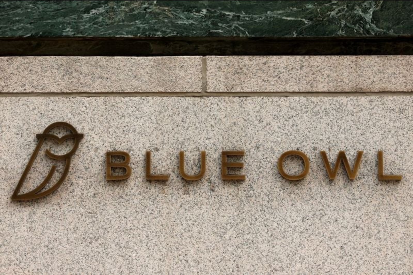 Blue Owl Credit Vehicle Sells $500 Million of Bonds as Redemption Pressures Loom