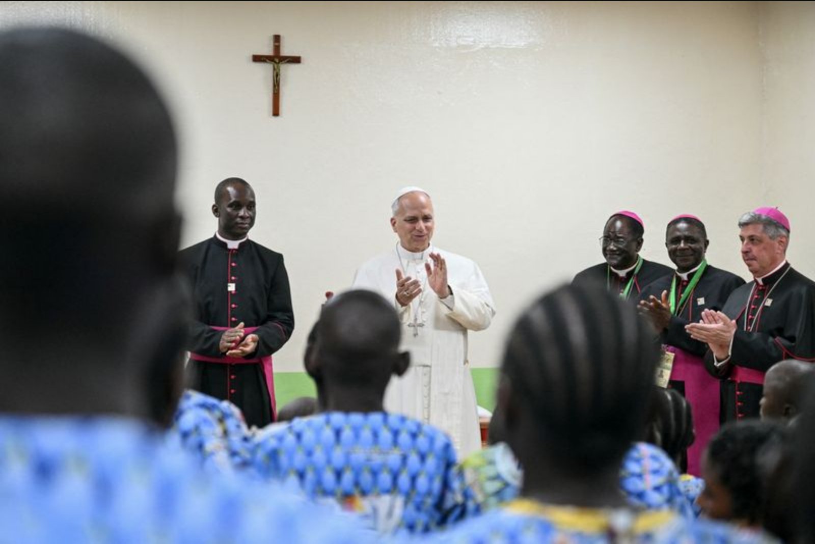 Pope Leo Travels to Anglophone City in Cameroon Seeking Peace Amid International Criticism