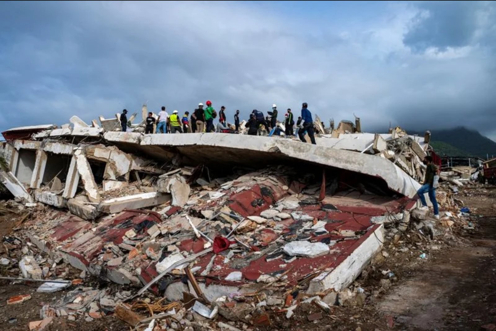 Neighbors Lead the Search as Rescue Efforts in Venezuela Face Allegations of Theft and Slow State Response