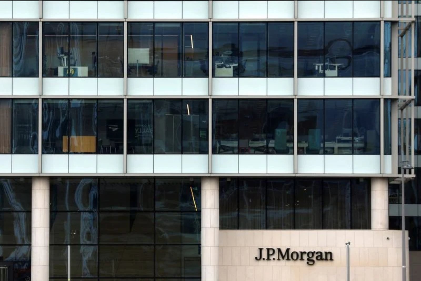 J.P. Morgan Moves Bank of England Hike Projection to November as Inflation Risks Persist