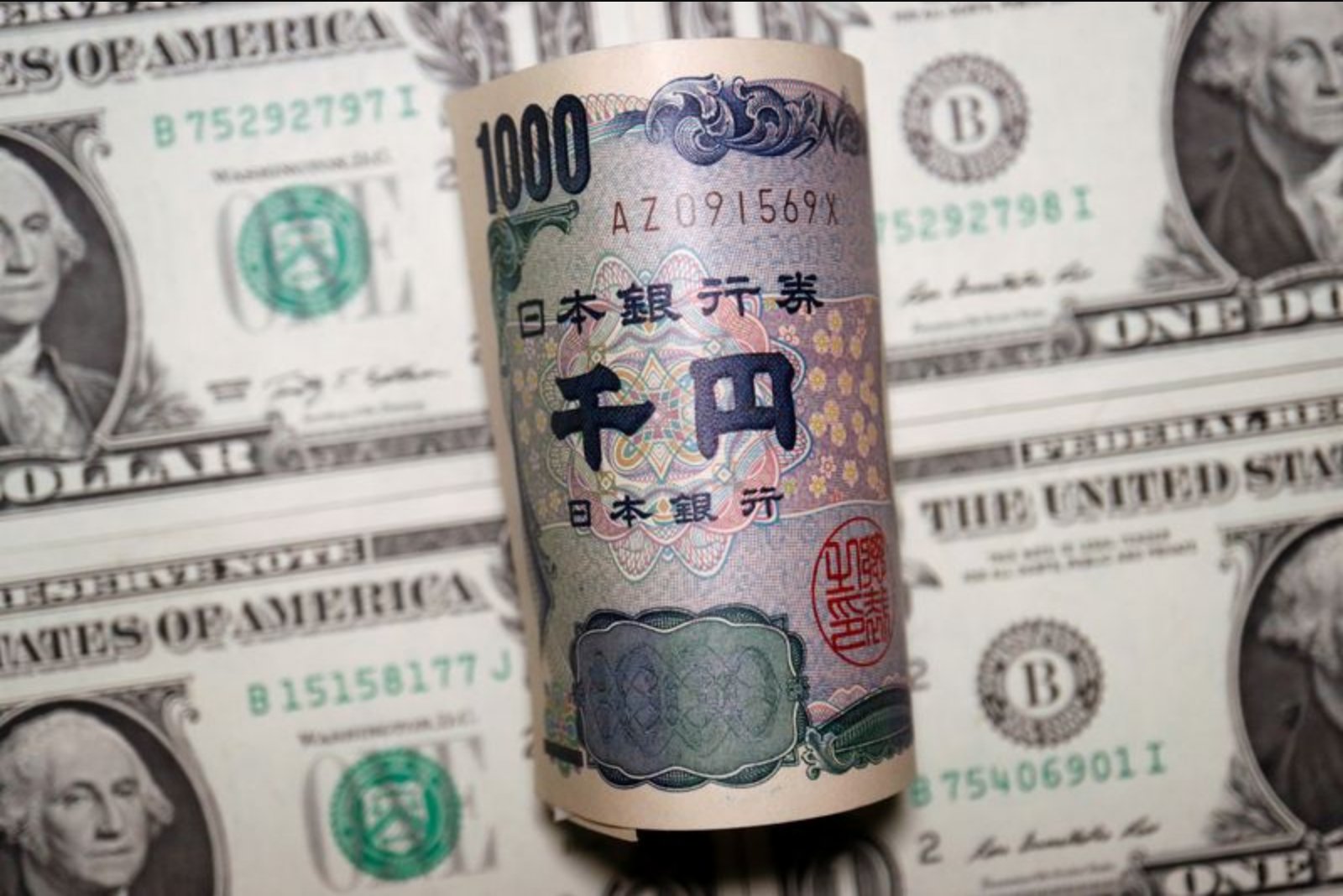 Dollar Holds Firm as Yen Fluctuates Ahead of Japan Vote