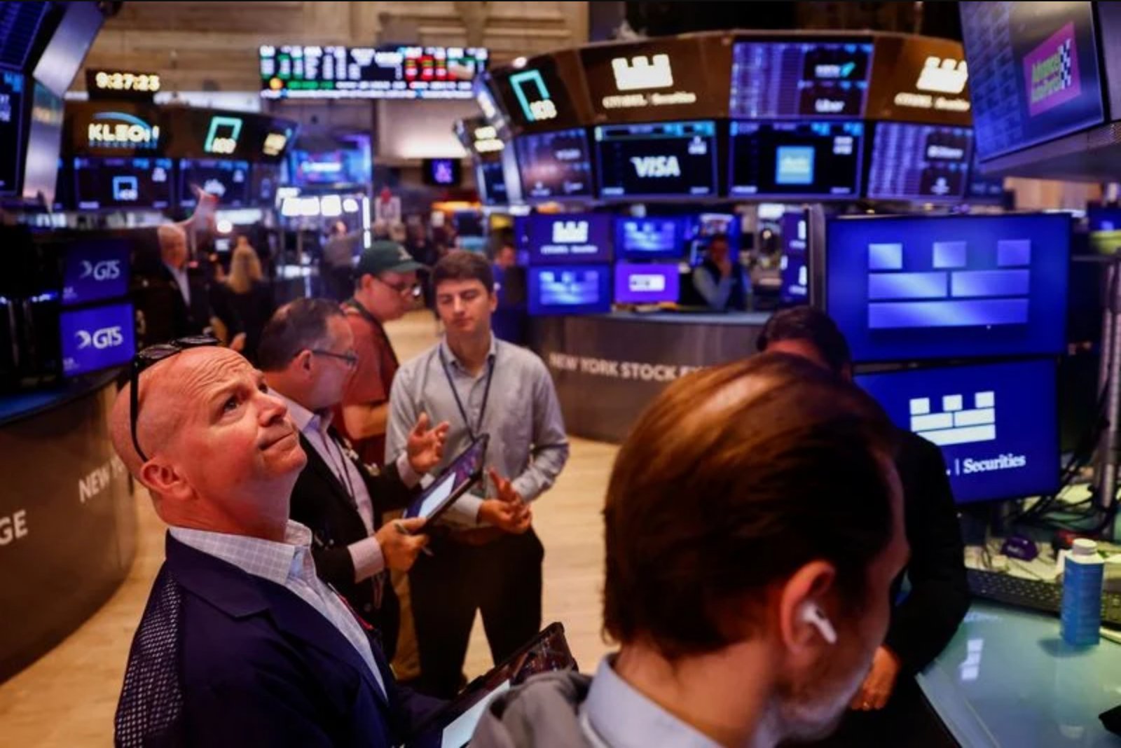 Global Chip Stocks Retreat After Monday Rally; Samsung Slides Despite Massive Profit Jump