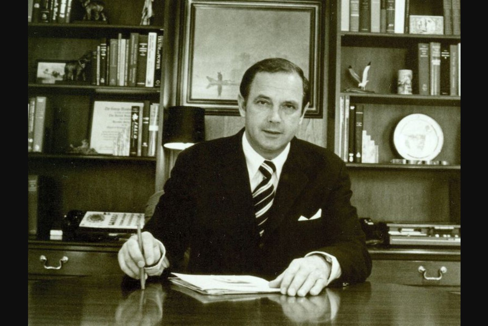 Alexander Butterfield, Whistleblower on Nixon’s Secret Tape System, Dies at 99