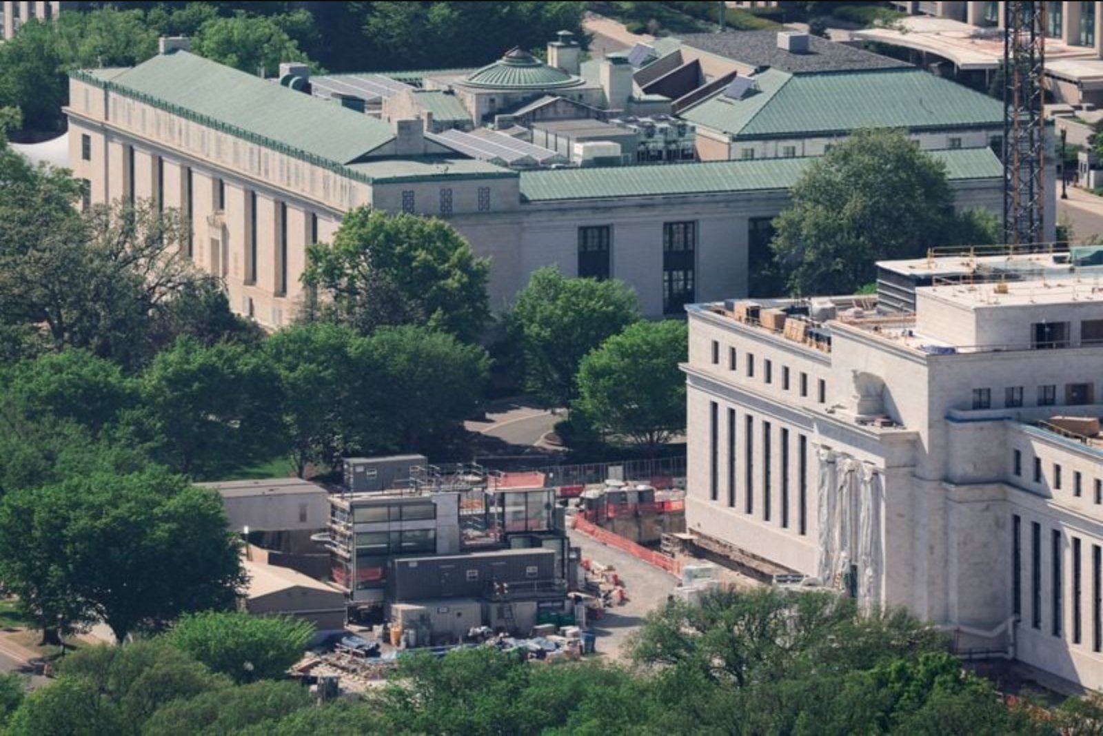 Economists Split on Fed Path as Oil Swings, AI Investment and Consumer Strength Cloud Outlook
