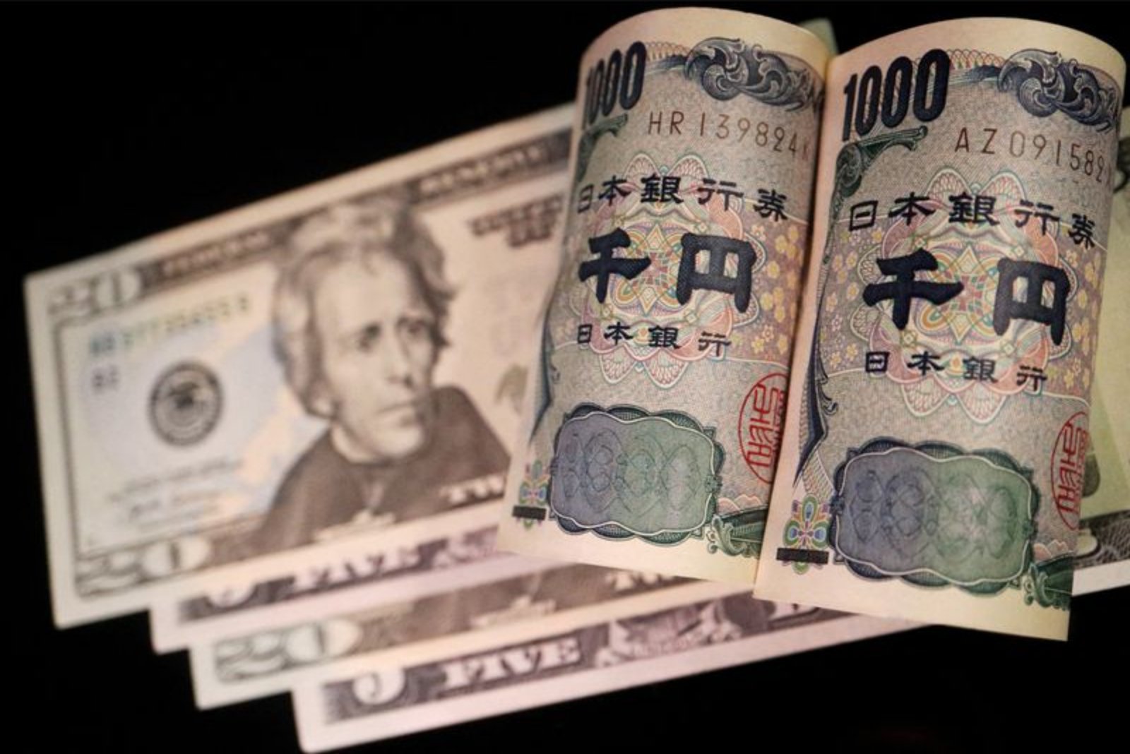 Yen Strengthens as Japan Fiscal Concerns Ease; Dollar Unsteady Ahead of U.S. Payrolls
