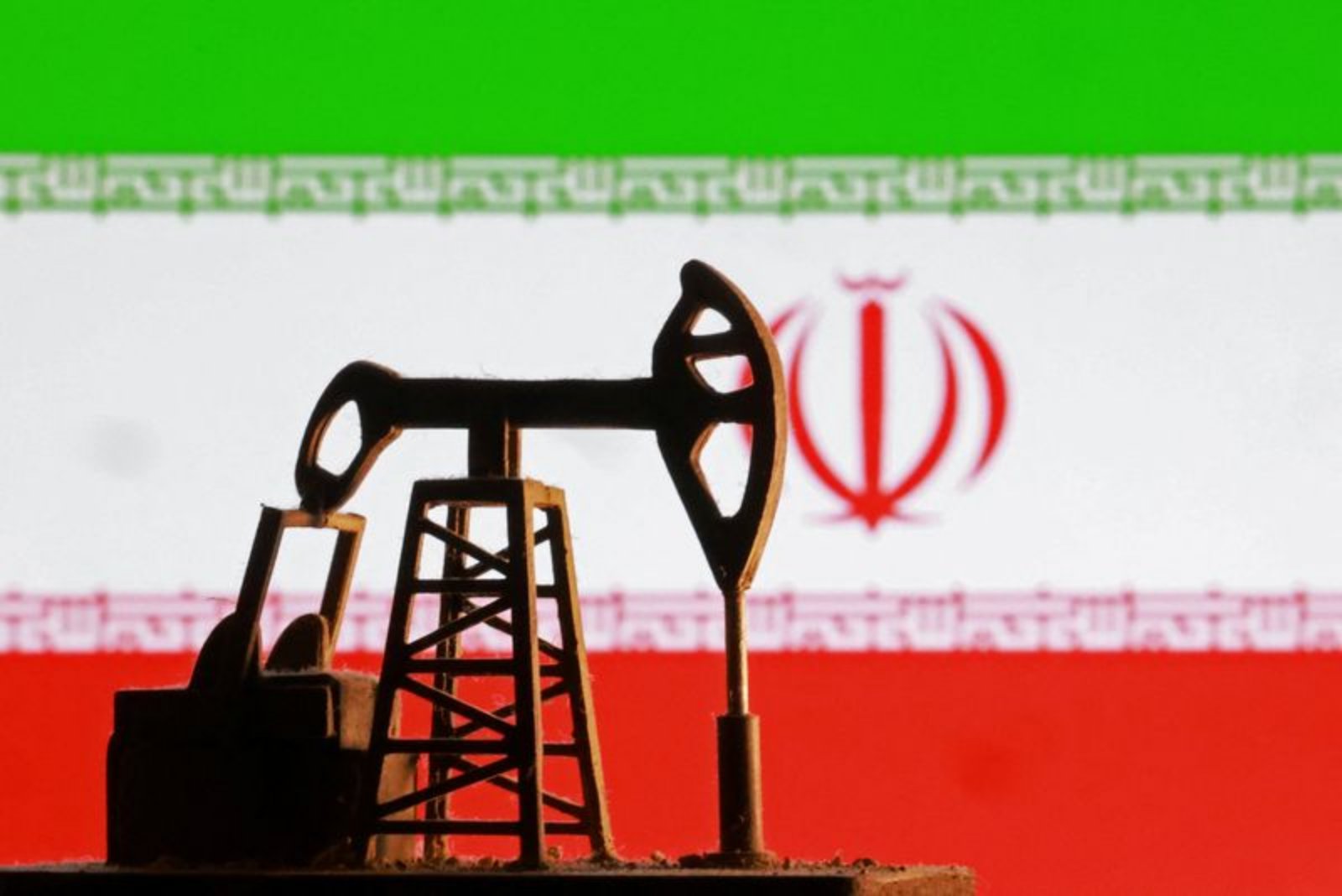 Oil Holds Near Seven-Month Peaks as US-Iran Talks Loom