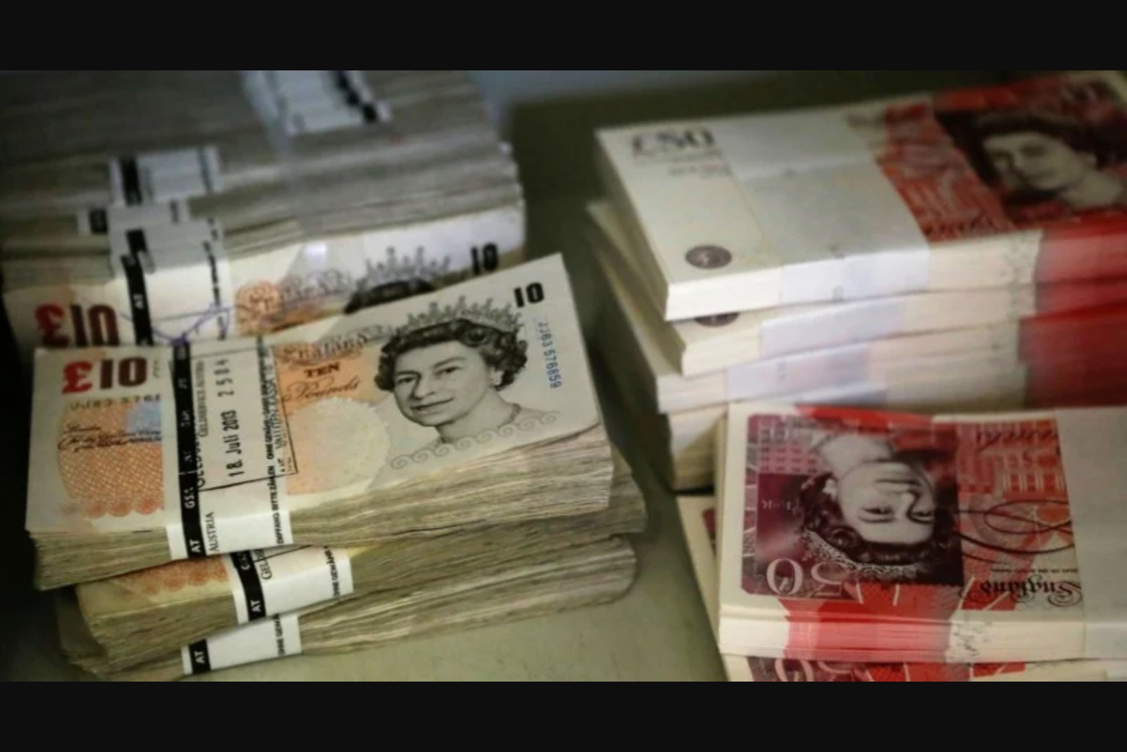 Pound Inches Higher as Strong Dollar and Rising Yields Curb Gains