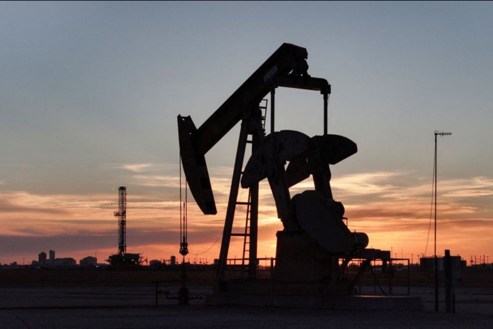 Oil Edges Lower as Prospects of U.S.-Iran Ceasefire Extension Surface