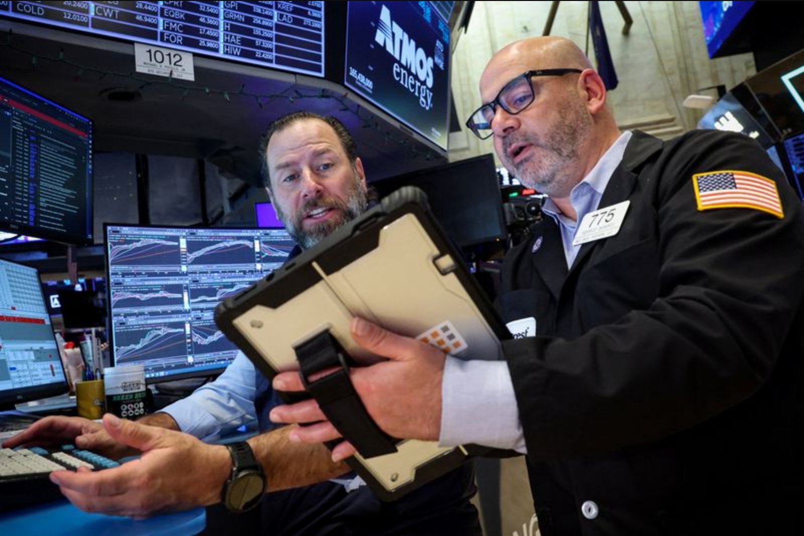 Wall Street Futures Rise on Diplomatic Hopes and Strong Corporate Reports