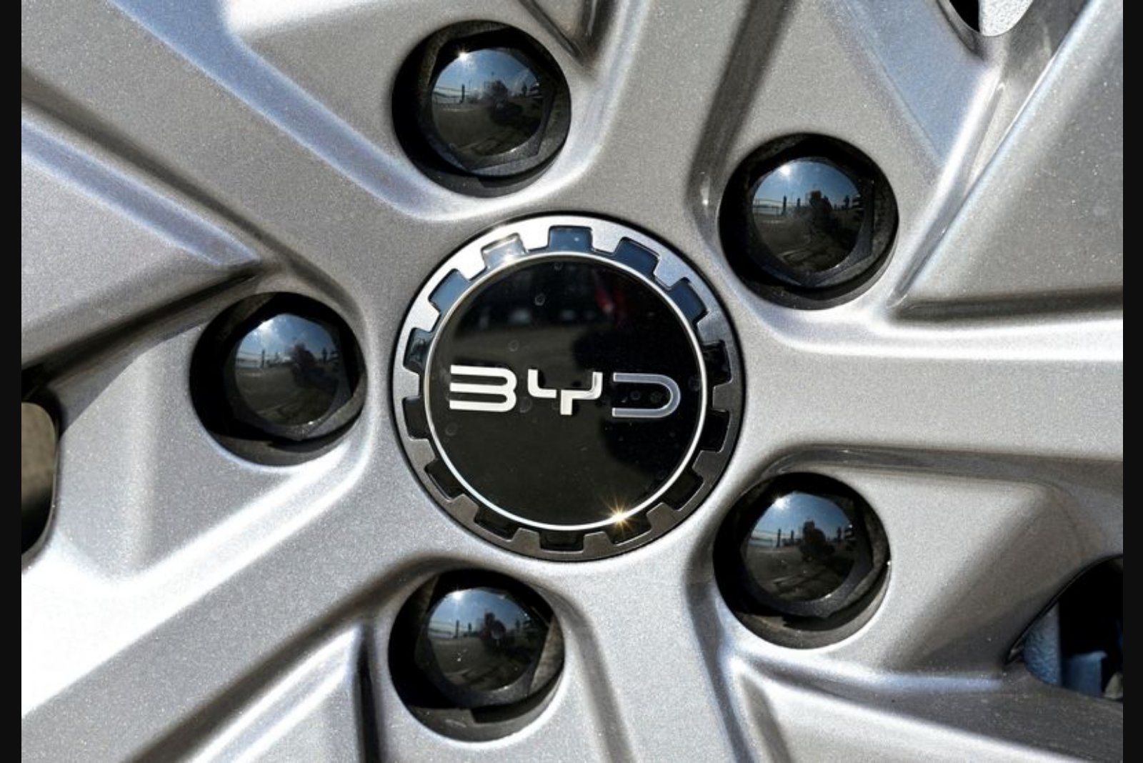 BYD Reports Sharpest Quarterly Profit Drop Since 2020 as Domestic Sales Weaken