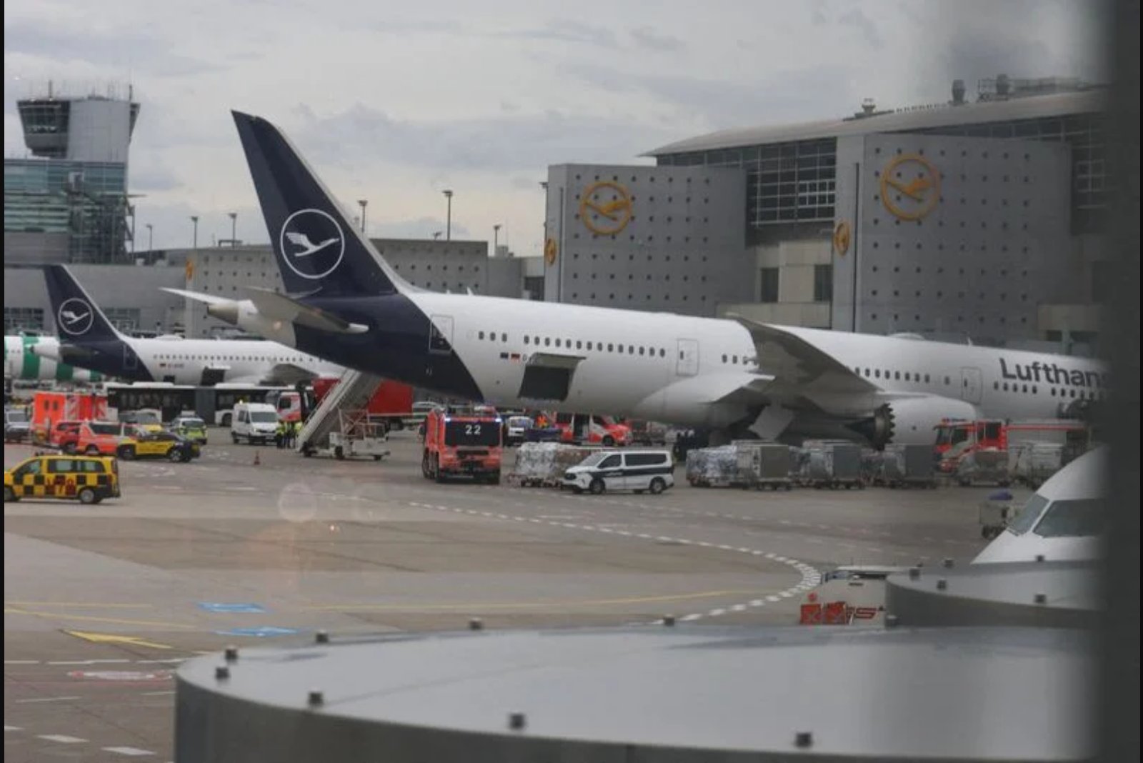 Boeing 787 Nose Gear Collapses at Frankfurt Gate; Multiple Staff Injured