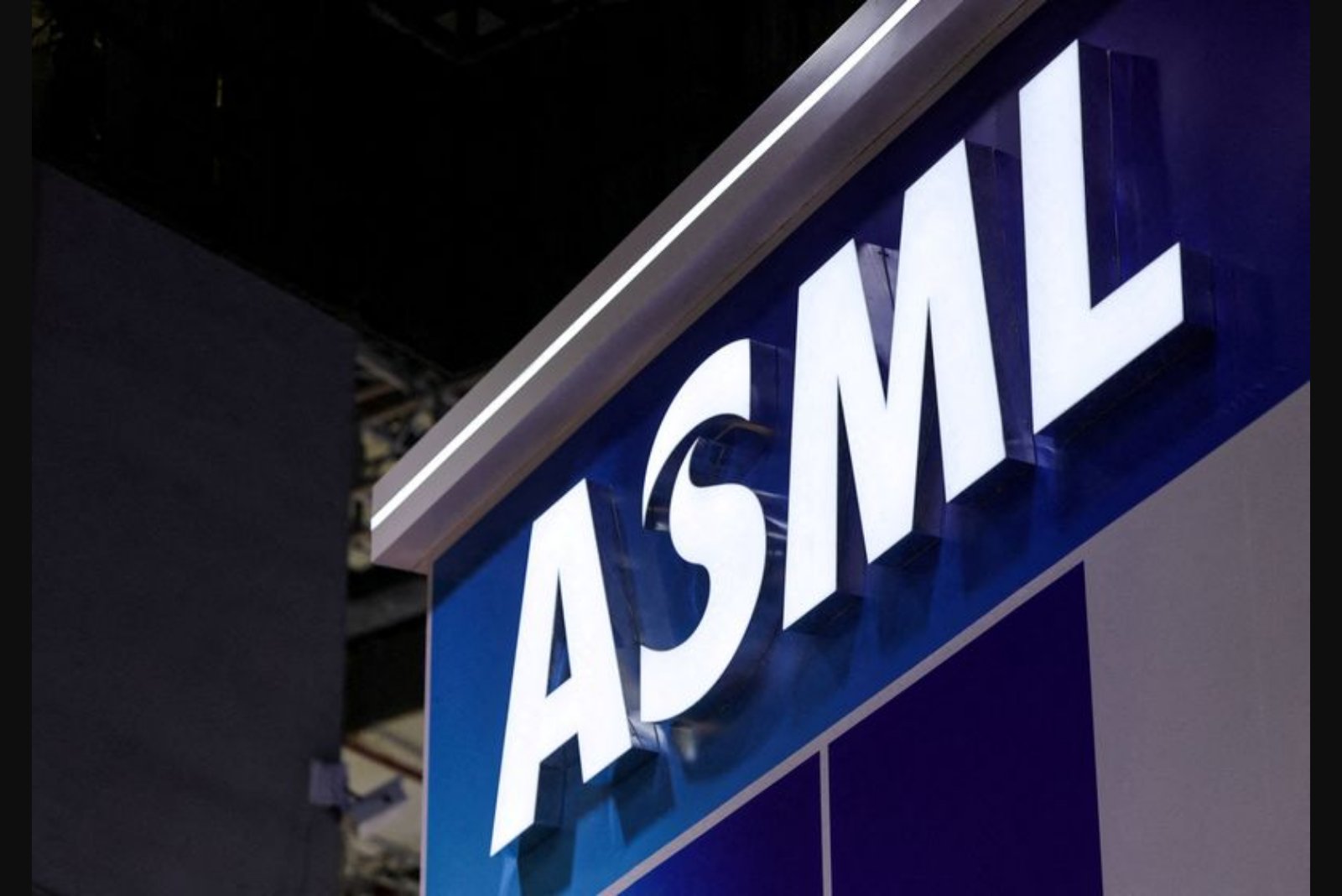 ASML Q4 bookings surge as chipmakers step up AI-related investment