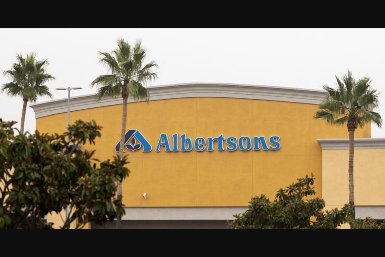 Albertsons Lowers Sales Outlook, Cites Discounting from Larger Rivals and Weak Consumer Demand