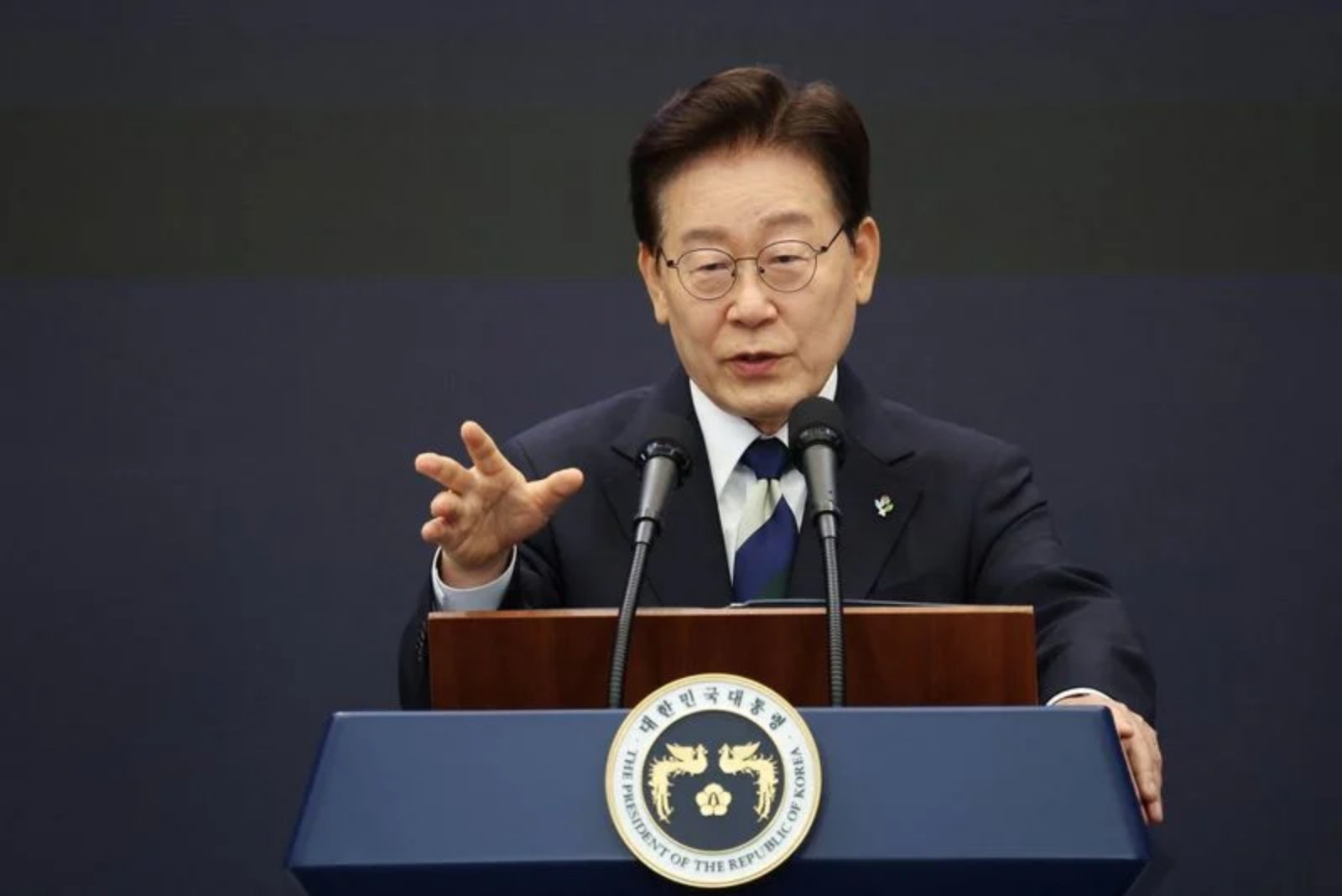 Lee Pushes for Rapid Rollout of South Korea’s Mega Chip and AI Projects
