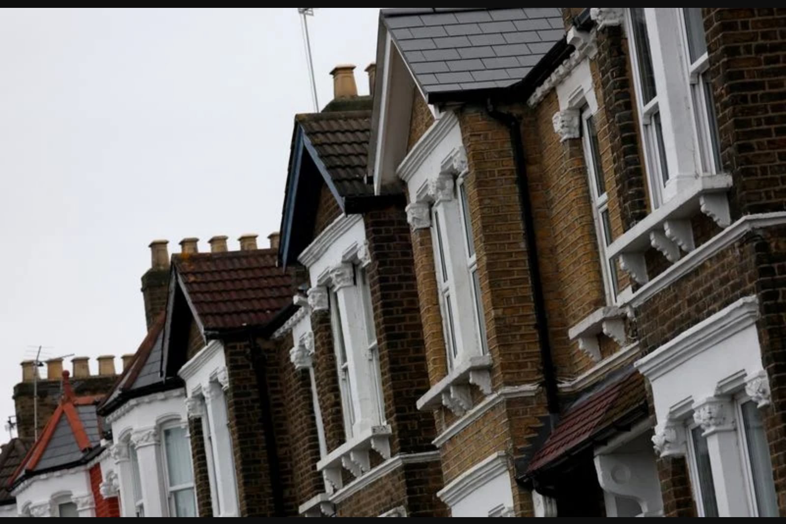 UK Housing Market Stalls as Fragile Sentiment Weighs on Activity