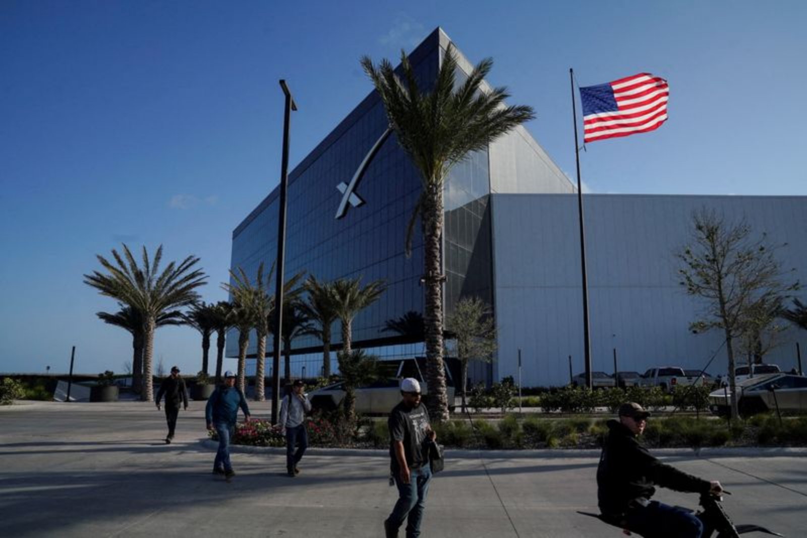 SpaceX Lines Up a 21-Bank Syndicate for 'Project Apex' IPO