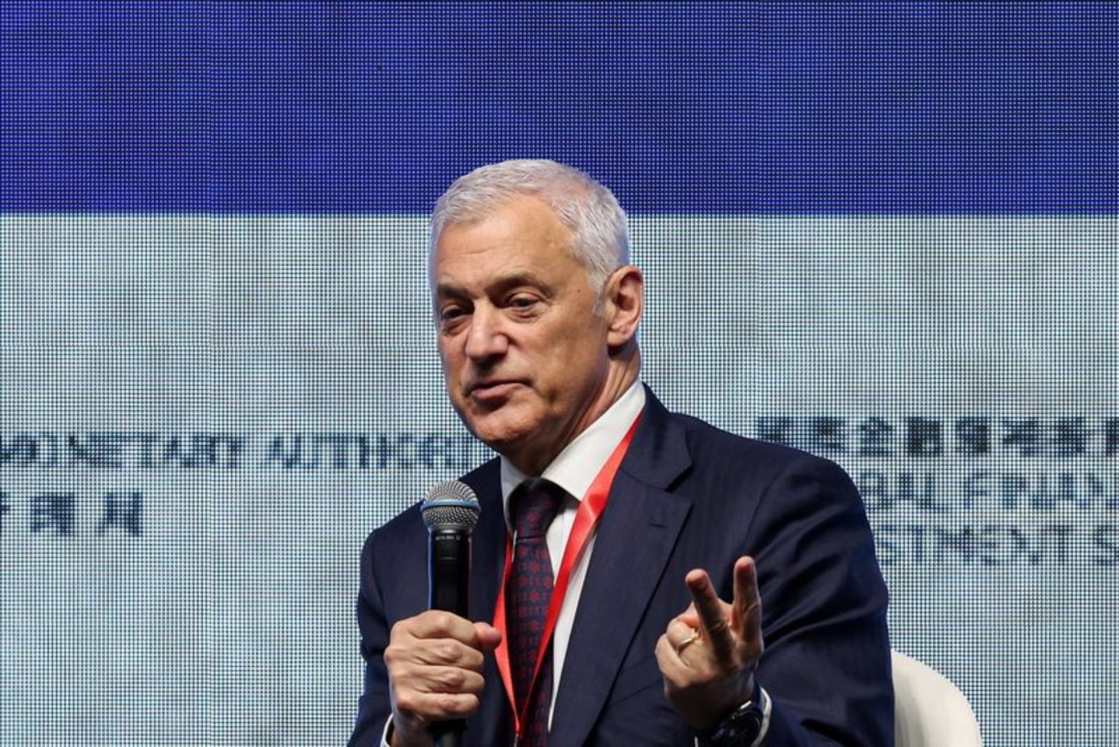 Standard Chartered CEO Apologises for Staff 'Upset' Over AI Comments, Stops Short of Retracting Remarks