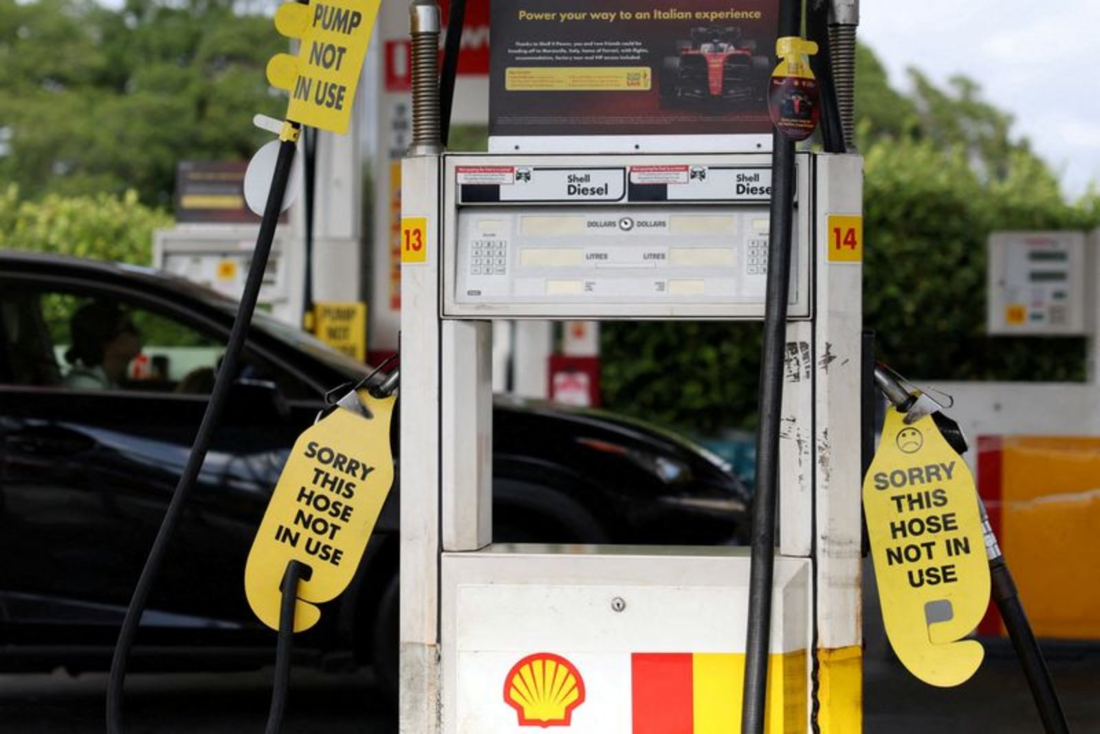 Australians Urged to Keep Easter Plans as Fuel Strain Leaves Hundreds of Stations Offline
