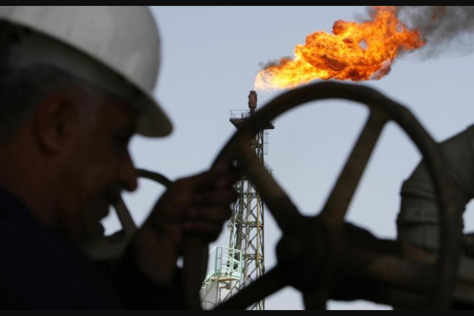 Oil Holds Near $104/bbl as U.S., Iran Signal Possible Exit While Hormuz Stays Restricted