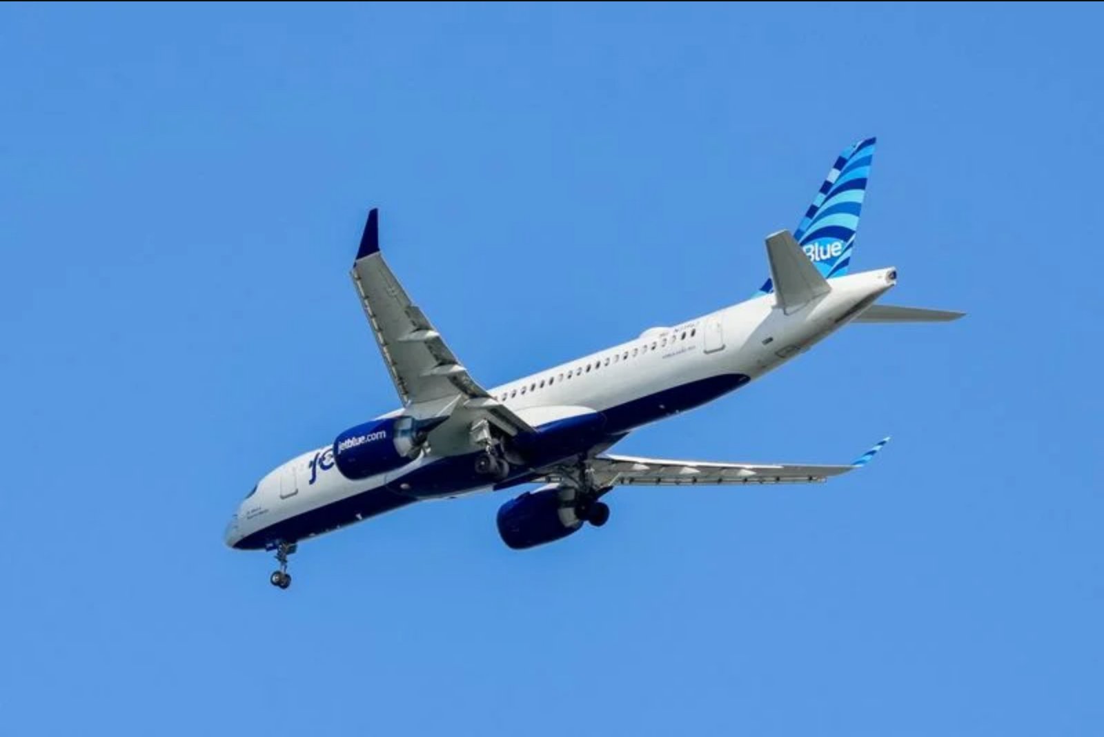 JetBlue to Wind Down Newark Flight Attendant Base and Cut Tech Operations at LaGuardia This Fall