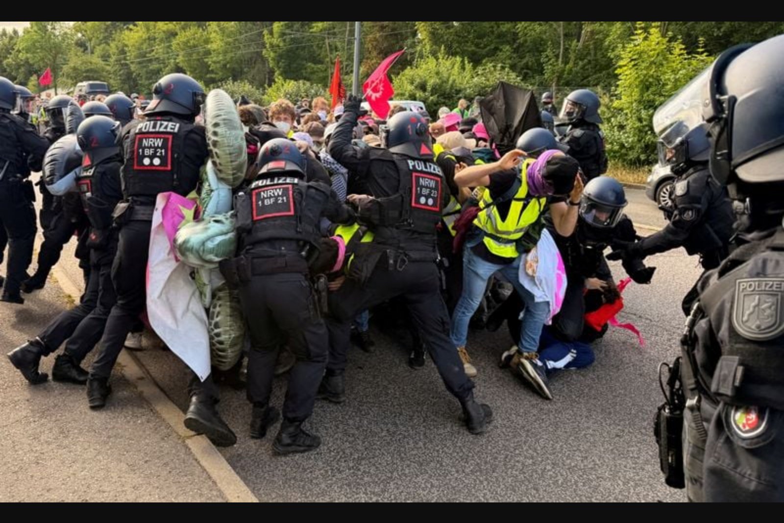 Mass Demonstrations Disrupt AfD Conference in Erfurt Ahead of Key State Votes