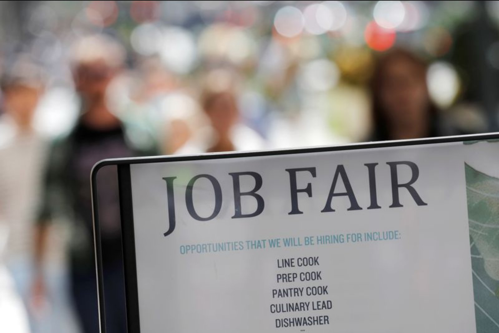 US Initial Jobless Claims Dip as Labor Market Shows Resilience