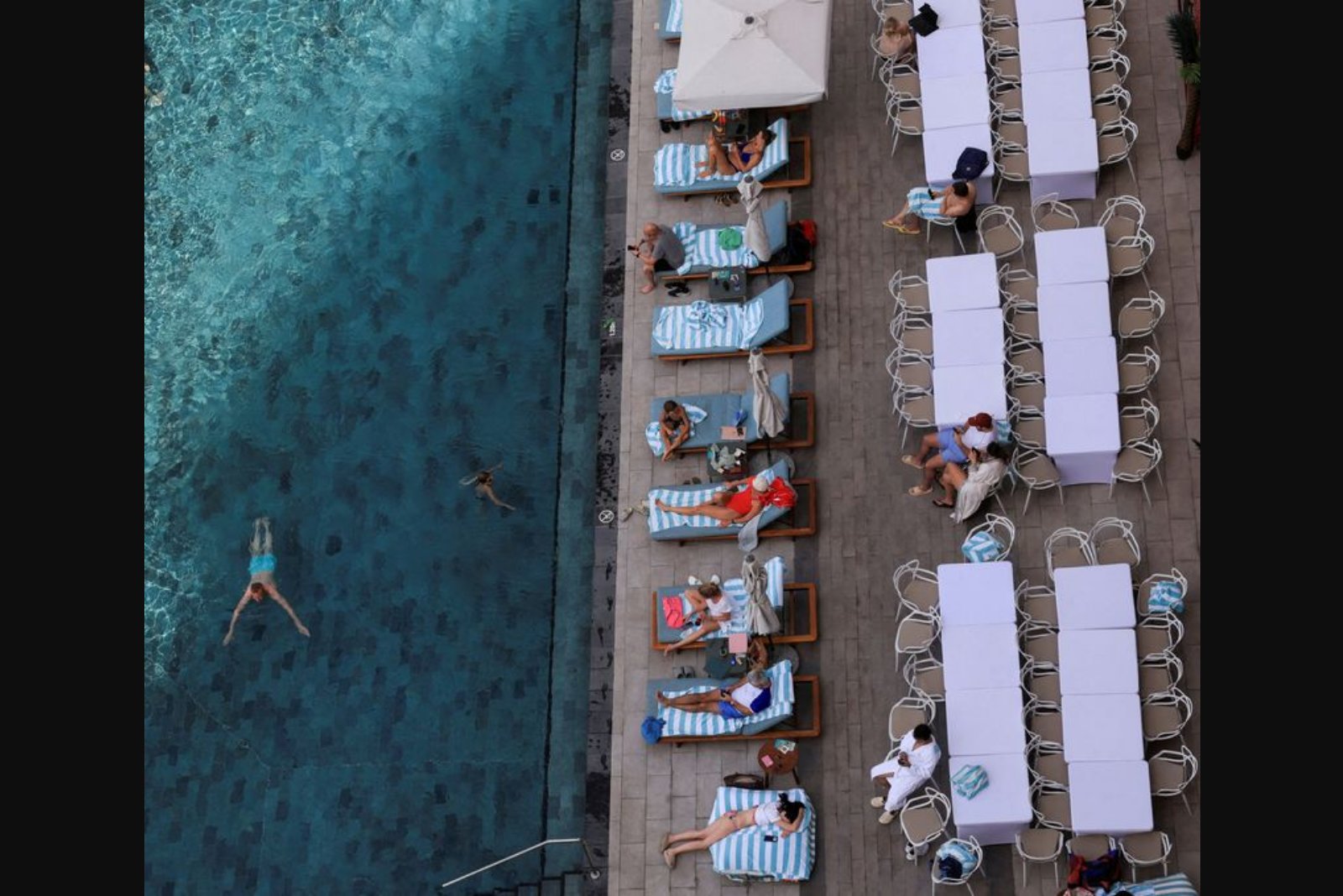 Stranded in Gulf Hubs, Travellers Gamble on Last-Minute Calls to Get Home