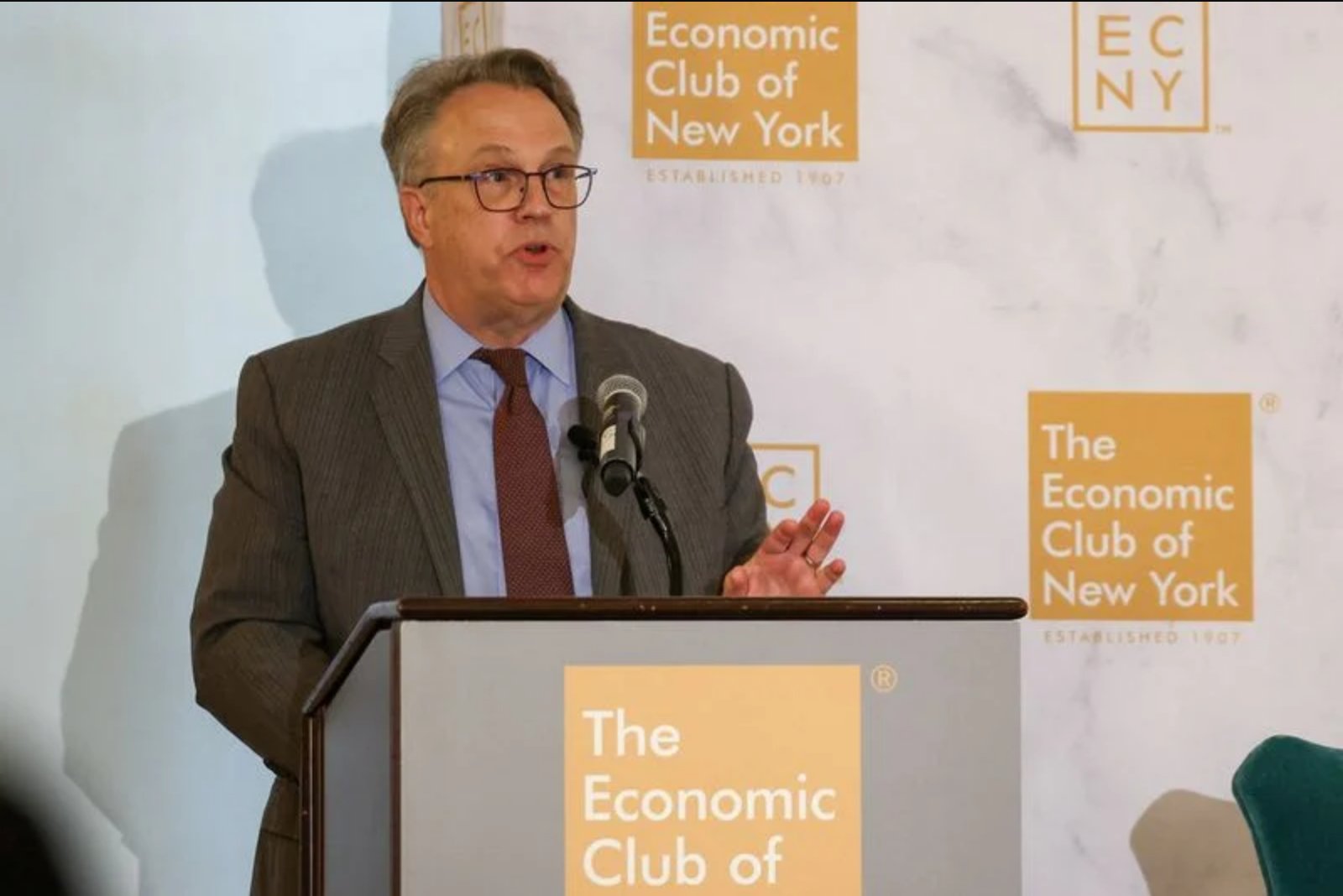 New York Fed’s Williams Says Energy Slide Eases Near-Term Inflation Concerns