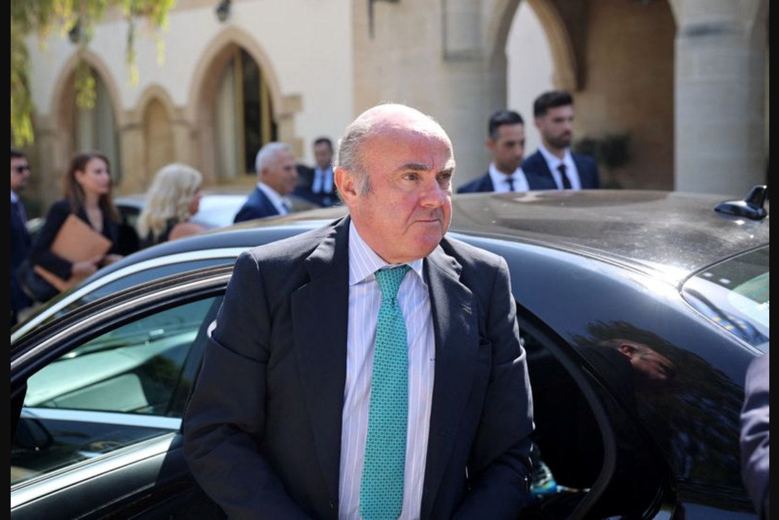 De Guindos Urges ECB Caution on Rates as Iran Conflict Raises Uncertainty
