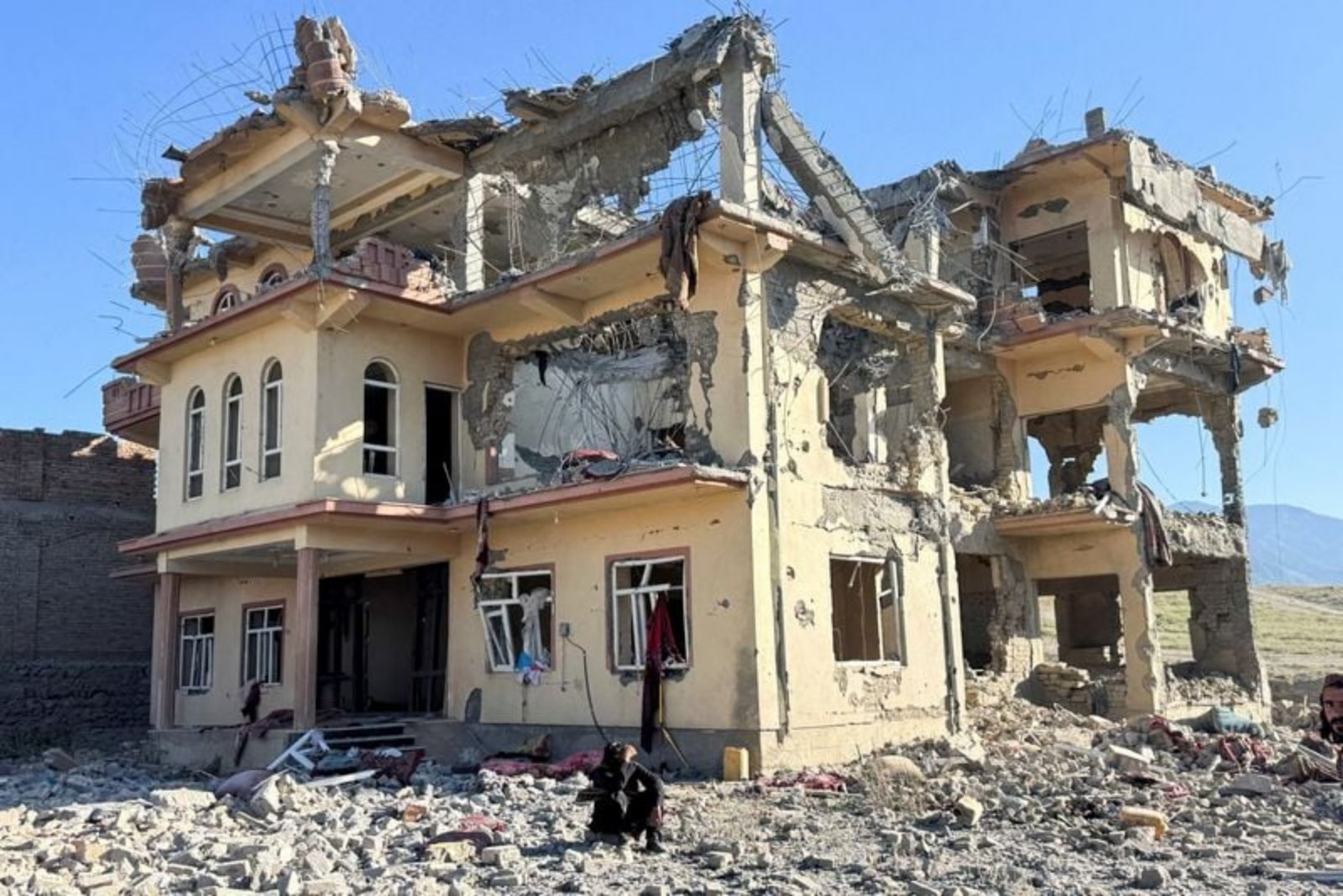 Clashes on Pakistan-Afghanistan Frontier Leave Scores Dead as Airstrikes and Ground Raids Continue