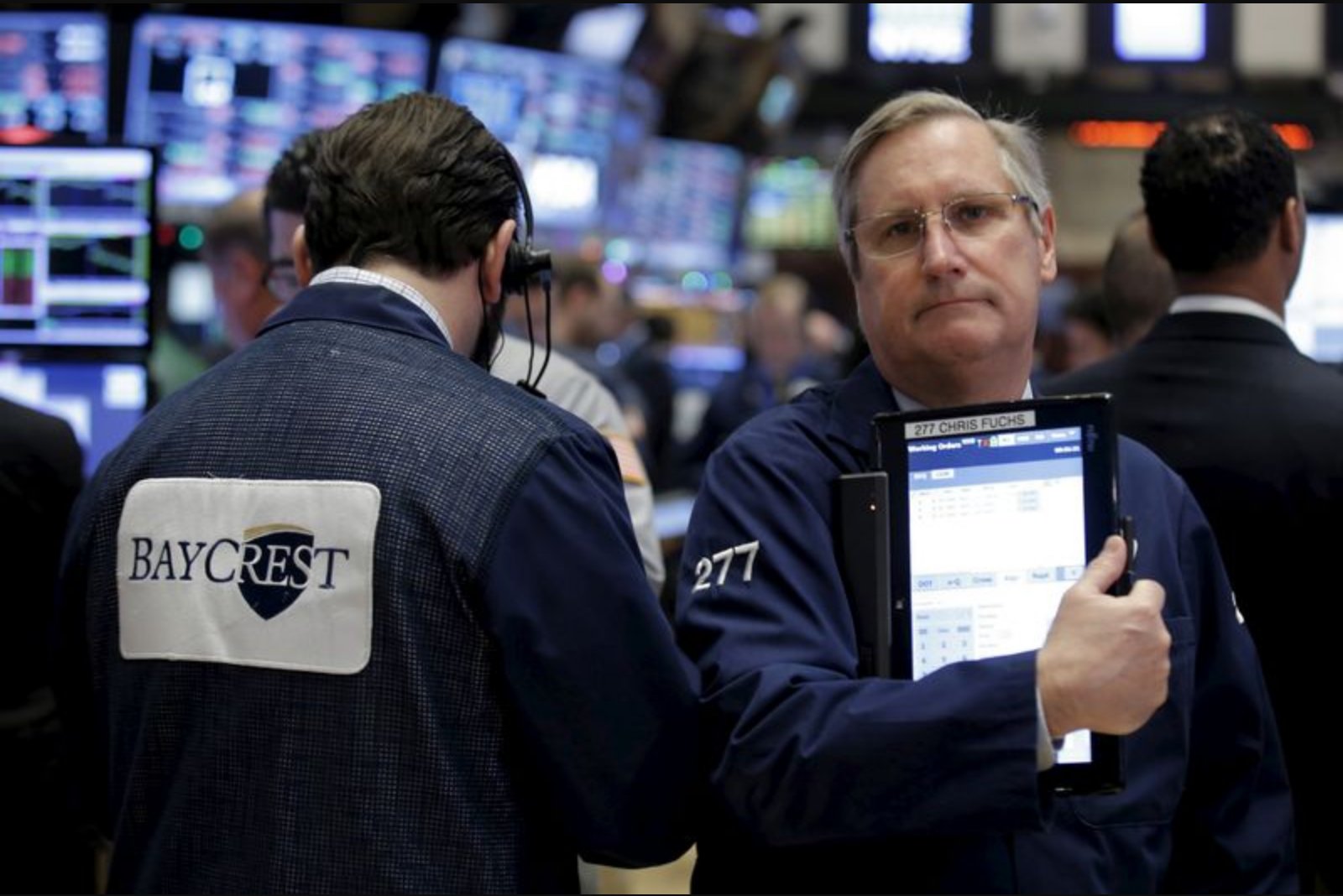 U.S. Futures Dip as Middle East Stalemate Keeps Oil Risk Front and Center