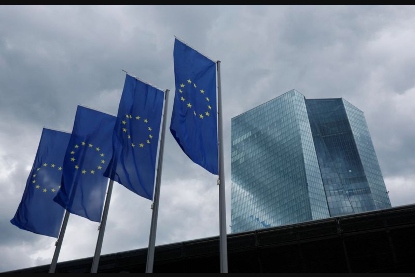 Economists See ECB Holding Rates Through Year Despite Inflation Upside from Middle East Conflict