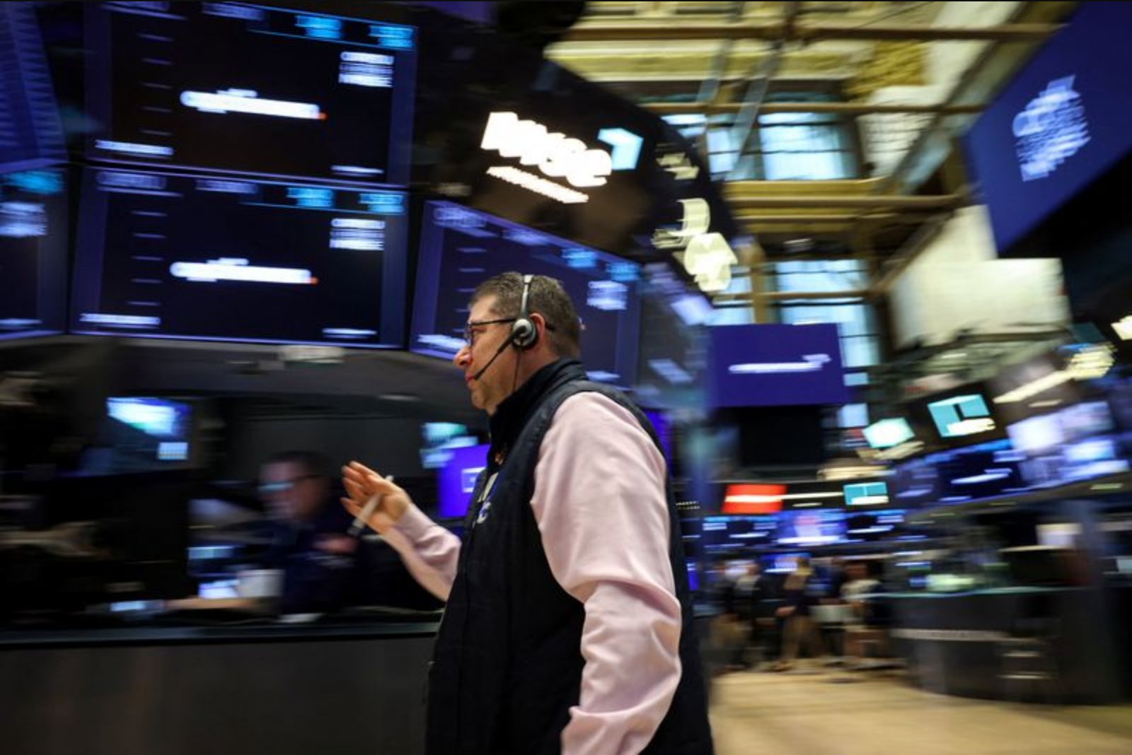 U.S. Stock Futures Near Records as Oil Retreats on Hopes of Limited U.S.-Iran Deal