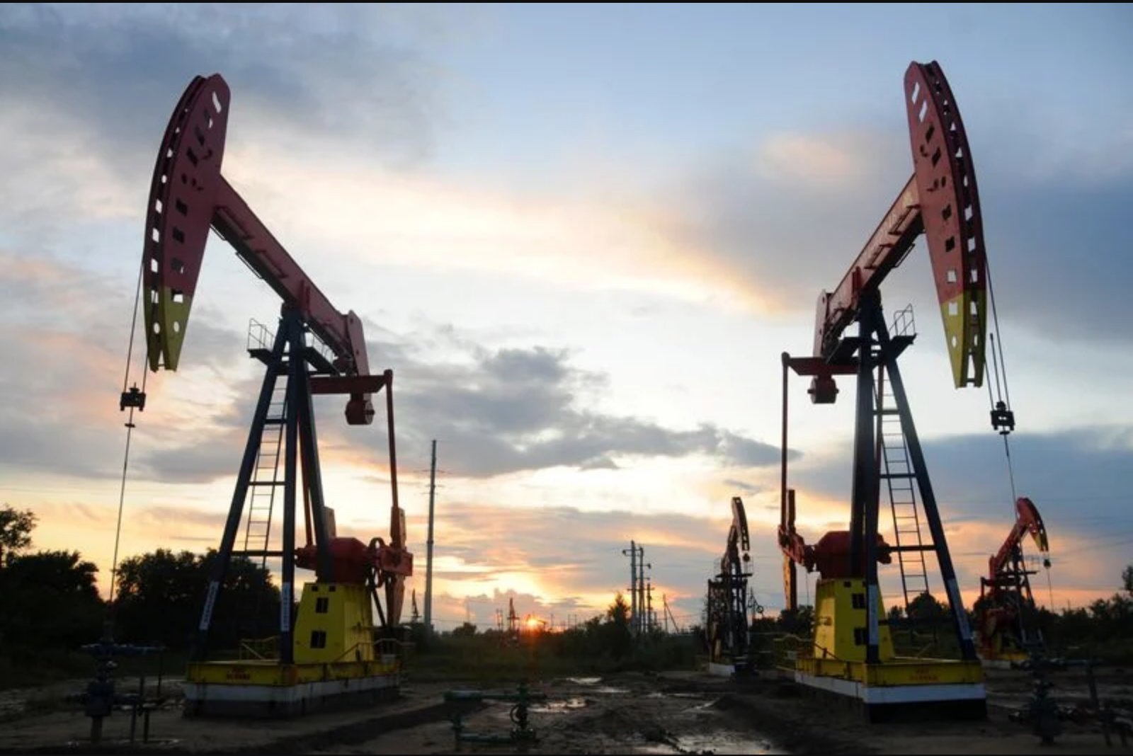 Oil retreats slightly as strikes between U.S. and Iran persist; weekly gains remain intact