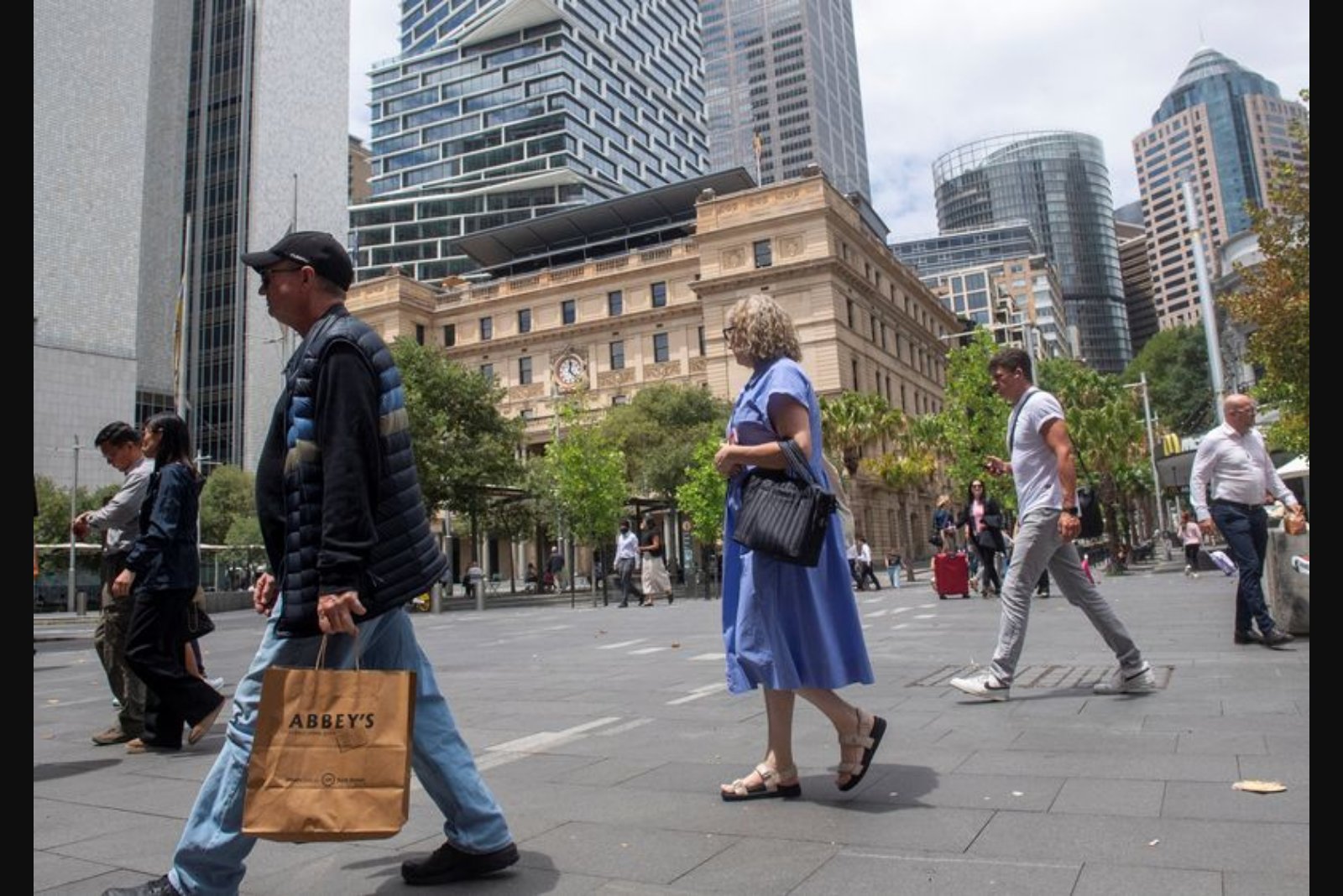 Australian Inflation Decelerates in April Amid Fuel Tax Relief as Core Metrics Rise