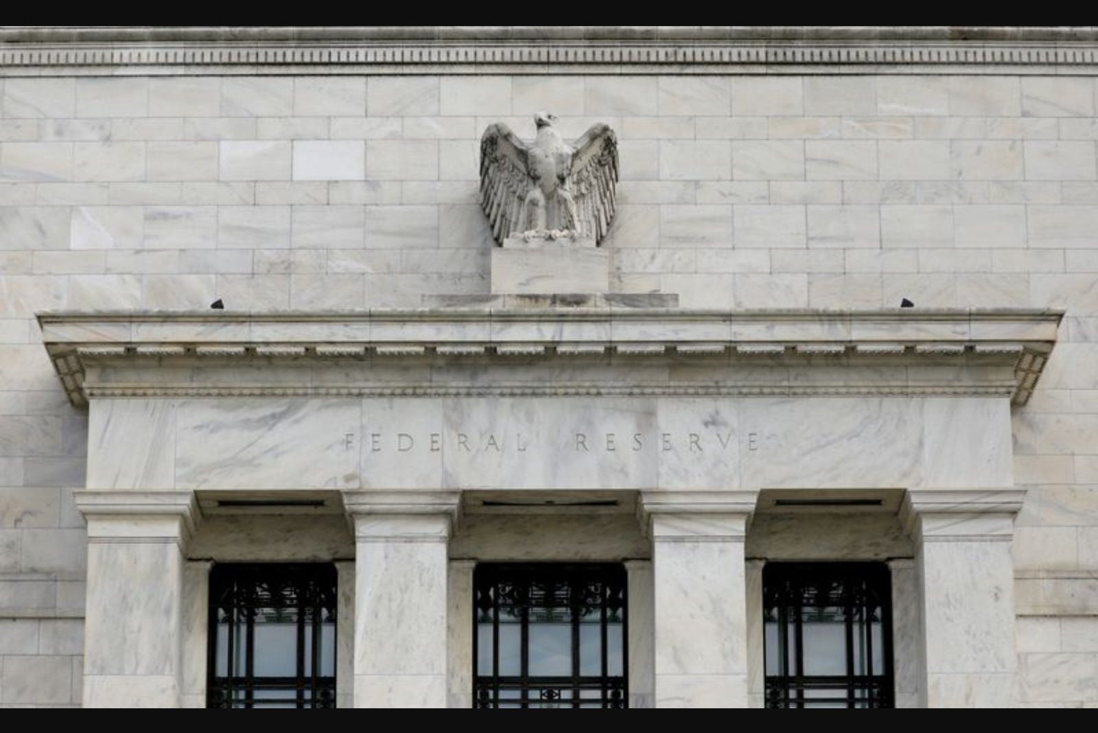 Fed officials split on timing of rate cuts as Iran tensions and oil prices cloud outlook