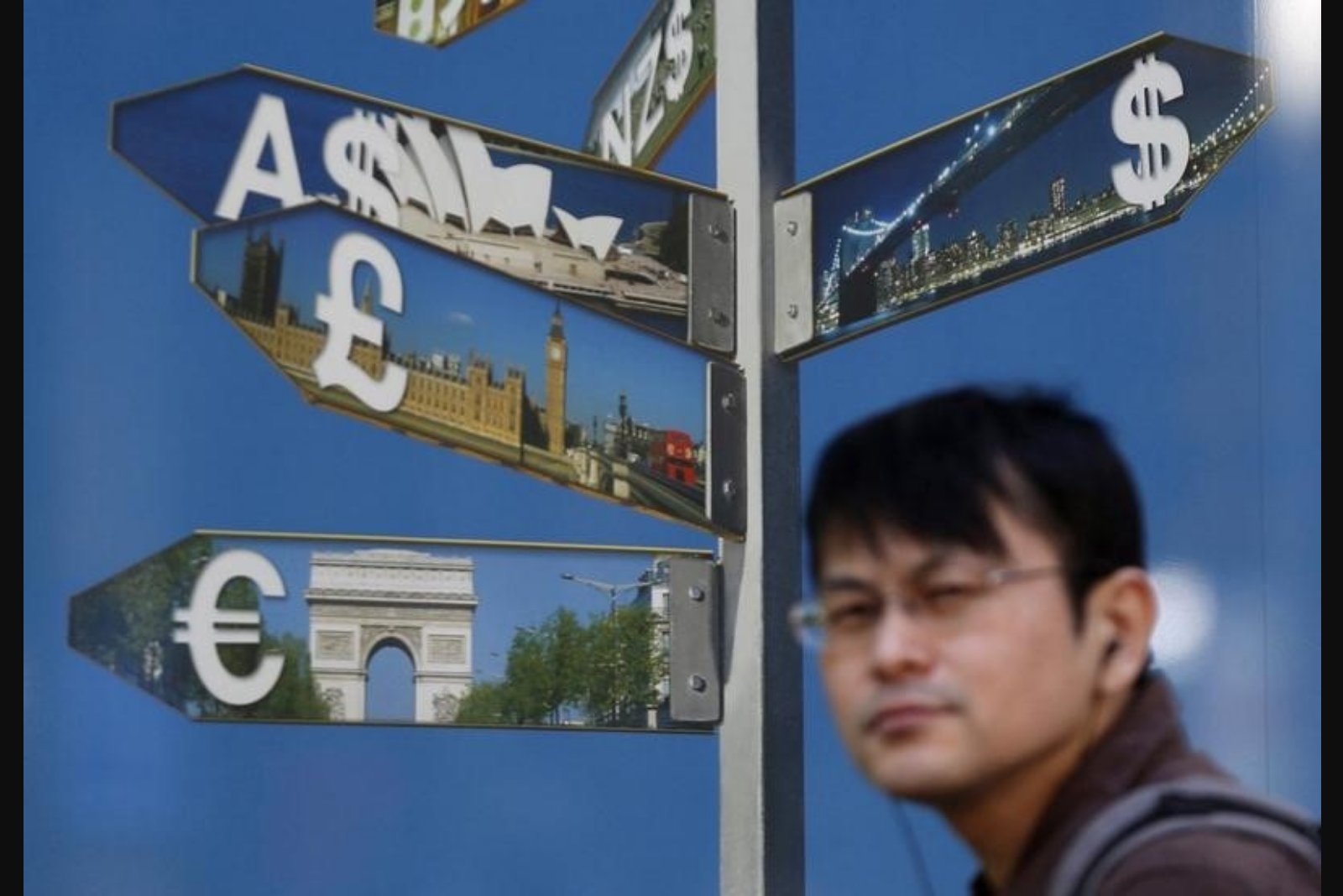 UBS Revises EUR/CZK Path Higher, Citing Near-Term Risks from Iran War Sentiment