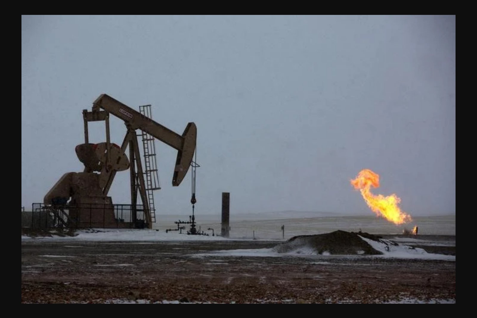 U.S. Oil and Gasoline Stockpiles Slide as Refineries Raise Throughput